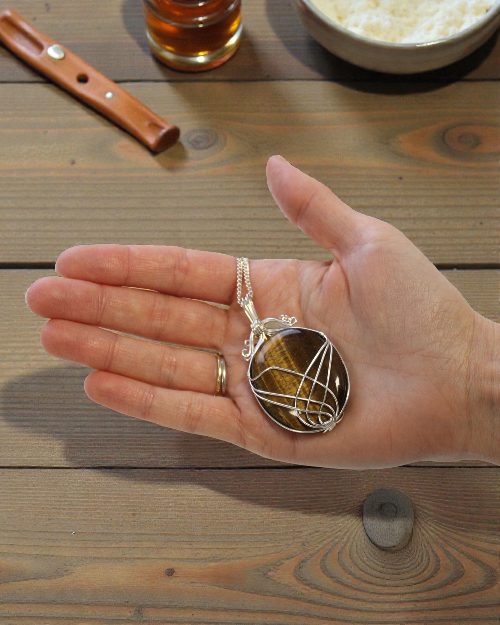 Kraftens virvlar – handflätat halsband med tigeröga