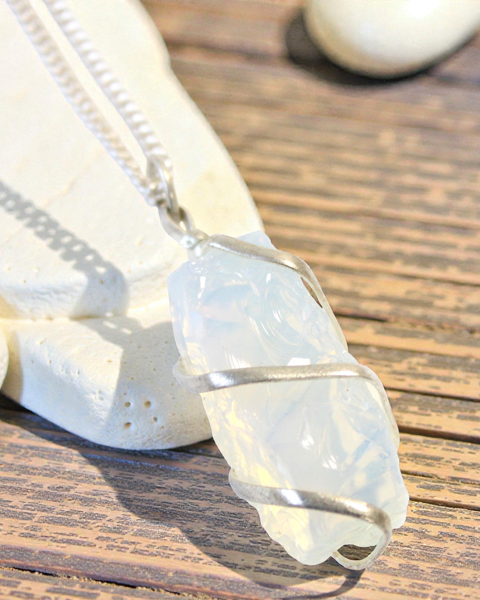 Spiralljus – Halsband med rå opalit