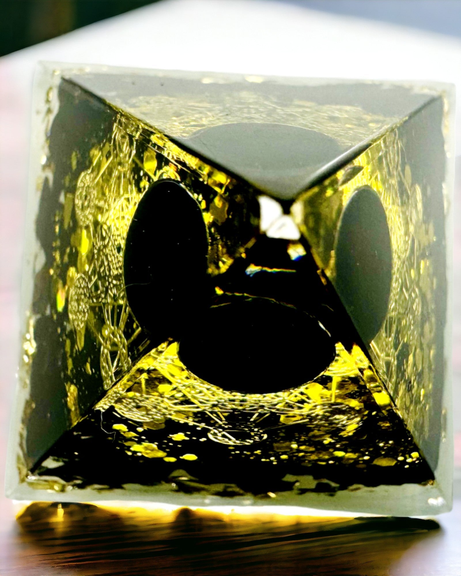 Kryształowa Piramida z Ametystu - Ger Positiv Energi och Stödjer Meditation. Färg guld - svart