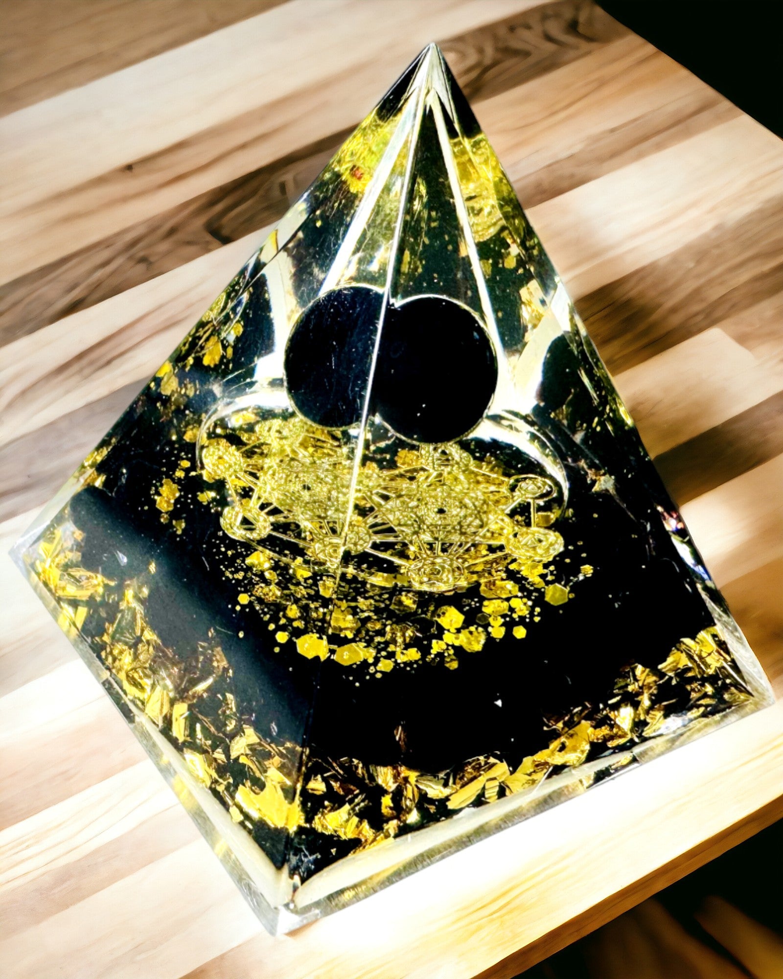 Kryształowa Piramida z Ametystu - Ger Positiv Energi och Stödjer Meditation. Färg guld - svart