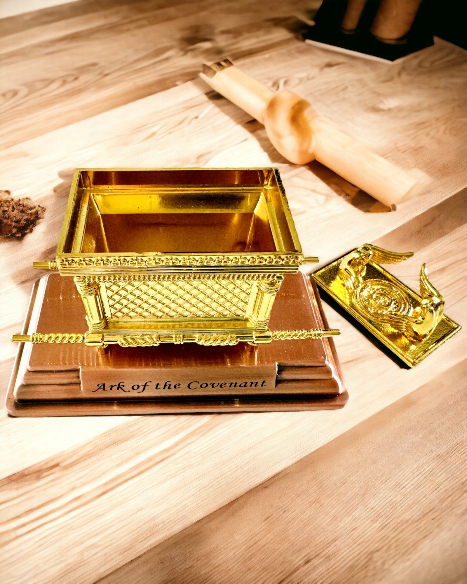 Majestätisk Miniatyr av Förbundsarken i Guldinramning 11,2 x 5,8 x 7,3 cm - Exklusiv ark, Dekoration i Guldutgåva