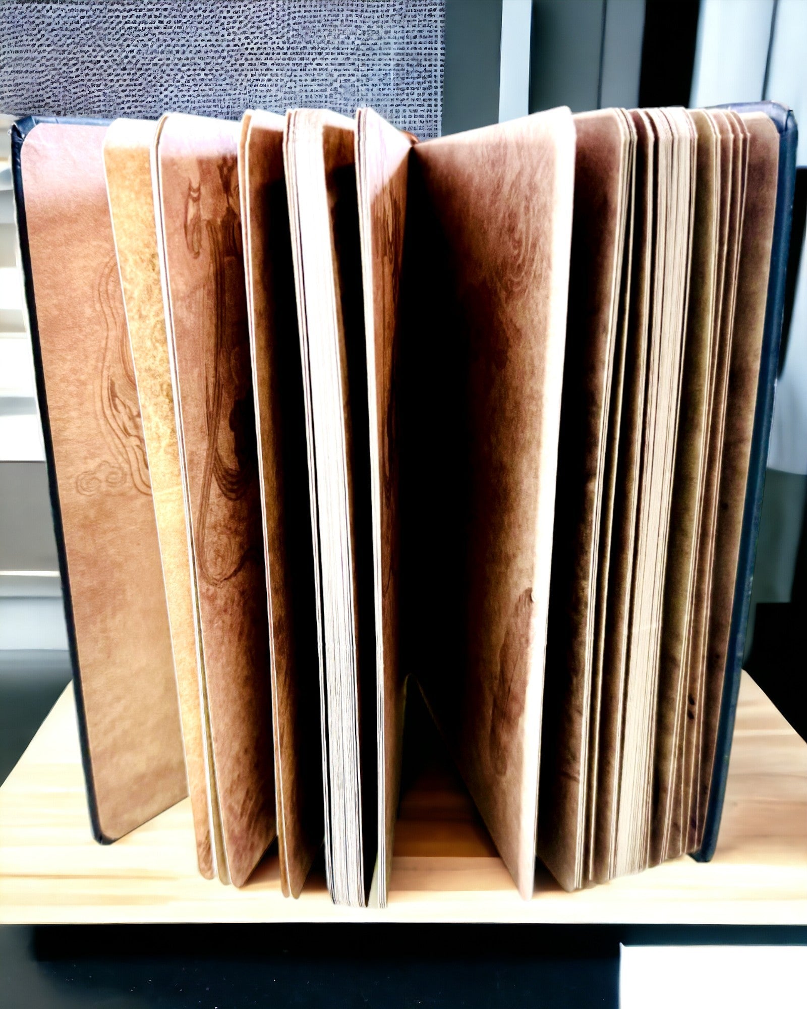 Klassisk Anteckningsbok i Hårt Omslag med Stickmotiv - Marinblå. Möjlighet till gravyr