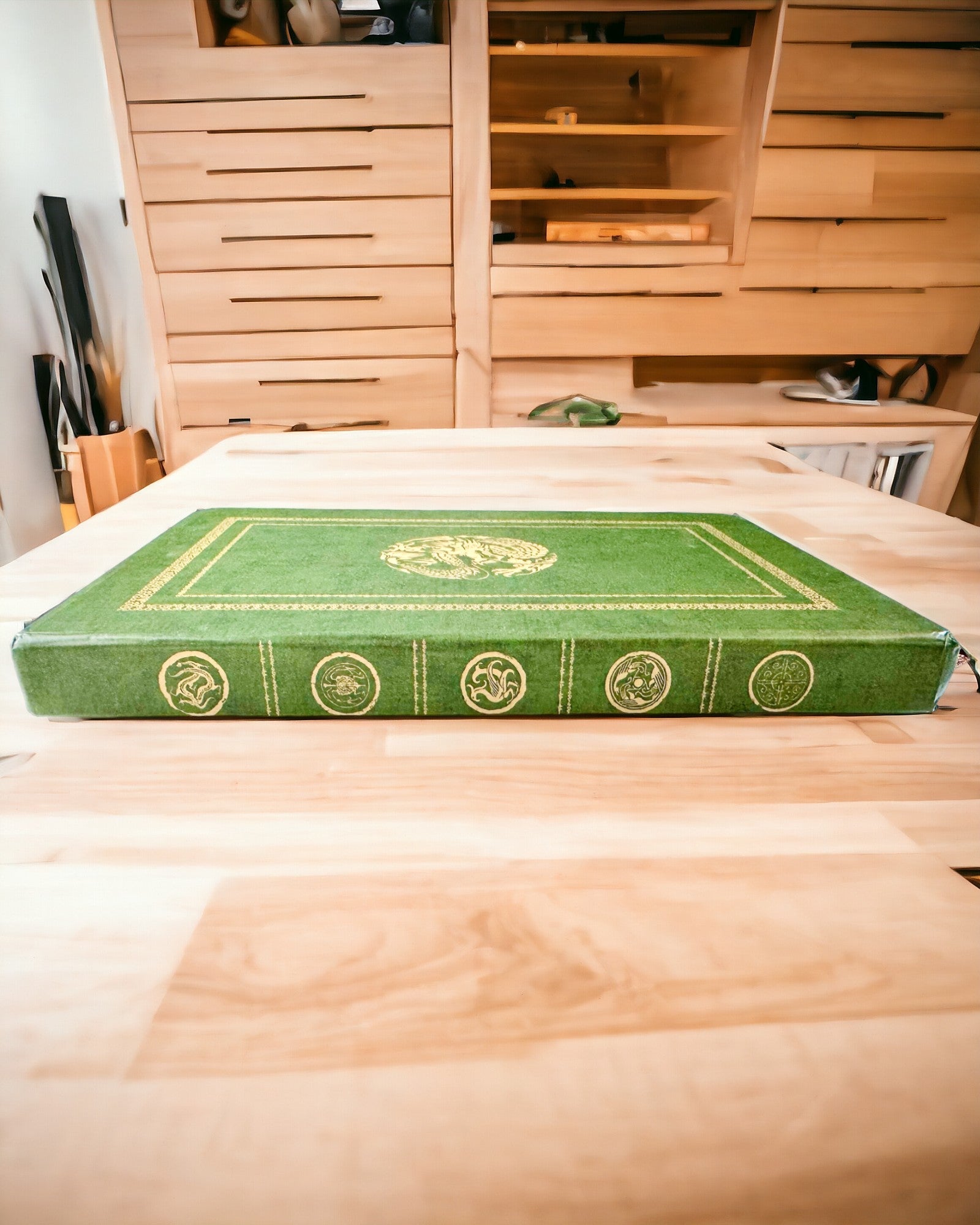 Grön Dekorativ Anteckningsbok med Drakmotiv - Fantasyinspirationer, med gravyr