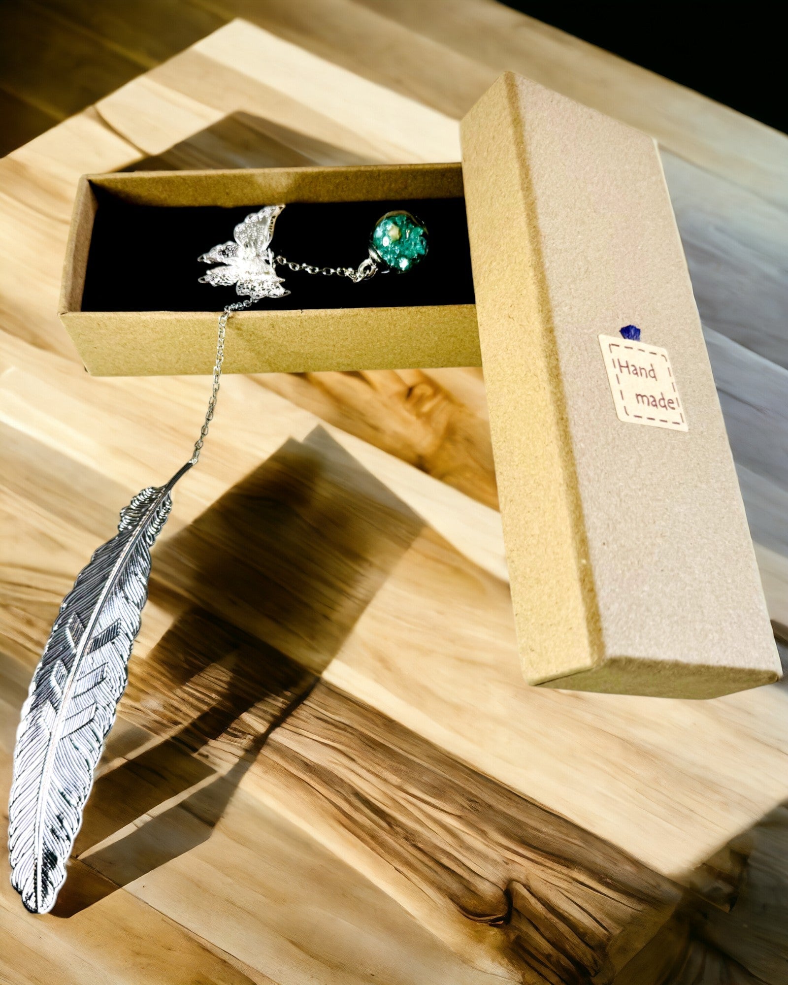 Kreativ Bokmärke i Retro Stil med Fjäder- och Fjärilsmotiv – Elegant Reklampresent, Färg Silver/Blå