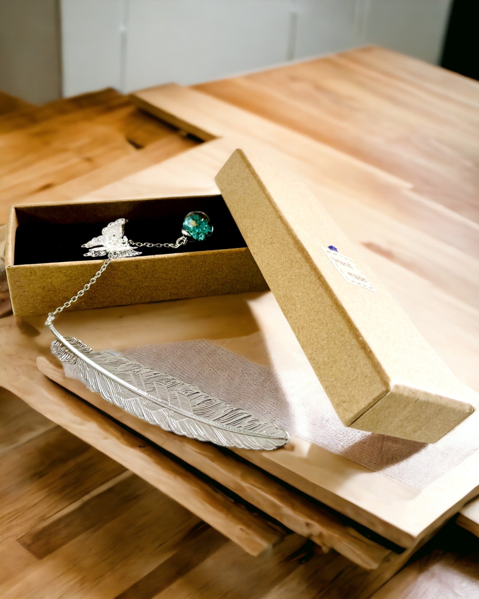 Kreativ Bokmärke i Retro Stil med Fjäder- och Fjärilsmotiv – Elegant Reklampresent, Färg Silver/Blå