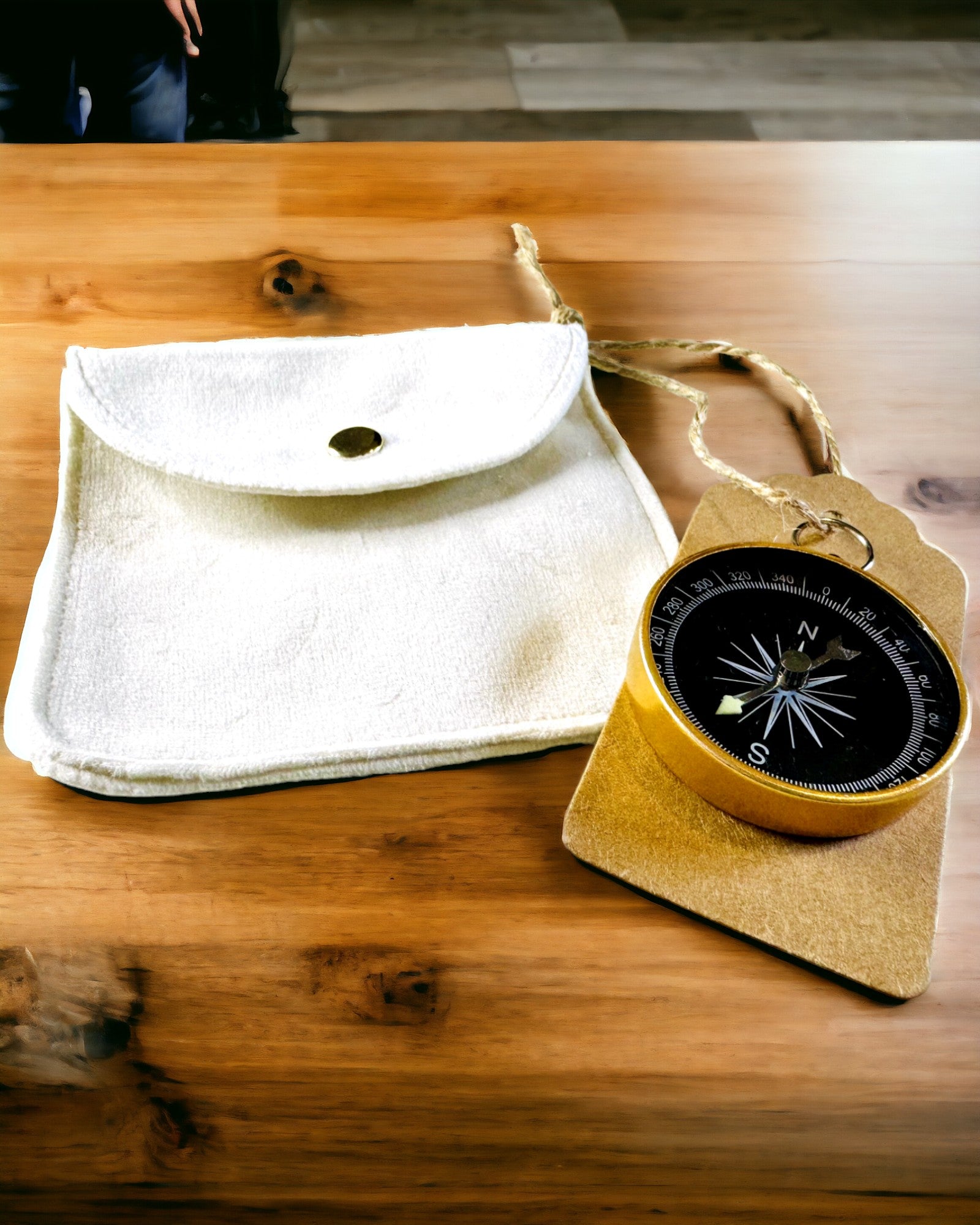 Kompakt Navigationskompass med Metallfinish – En Nödvändighet för Varje Resenär, med Gravyr