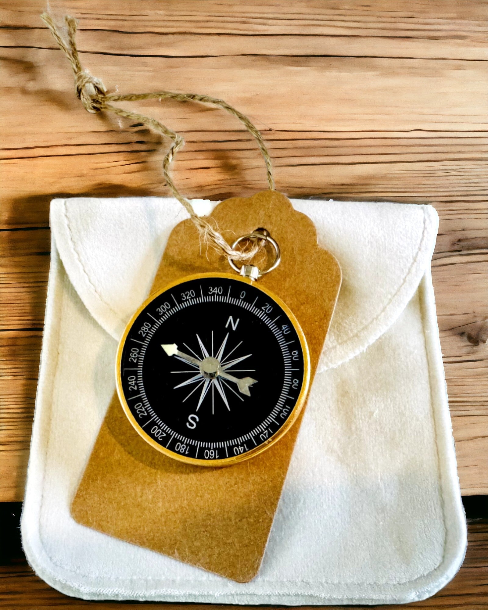 Kompakt Navigationskompass med Metallfinish – En Nödvändighet för Varje Resenär, med Gravyr