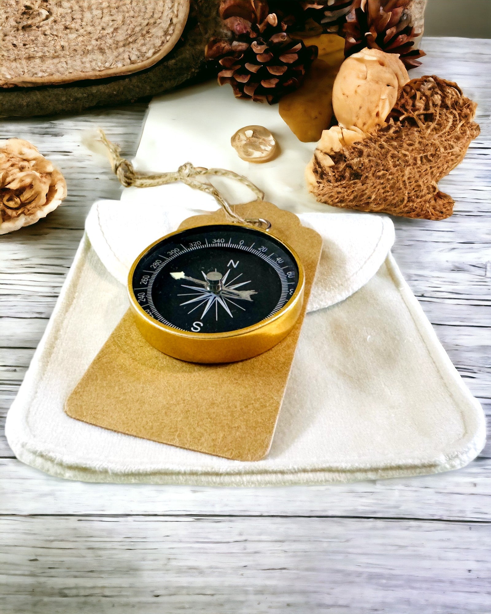 Kompakt Navigationskompass med Metallfinish – En Nödvändighet för Varje Resenär, med Gravyr