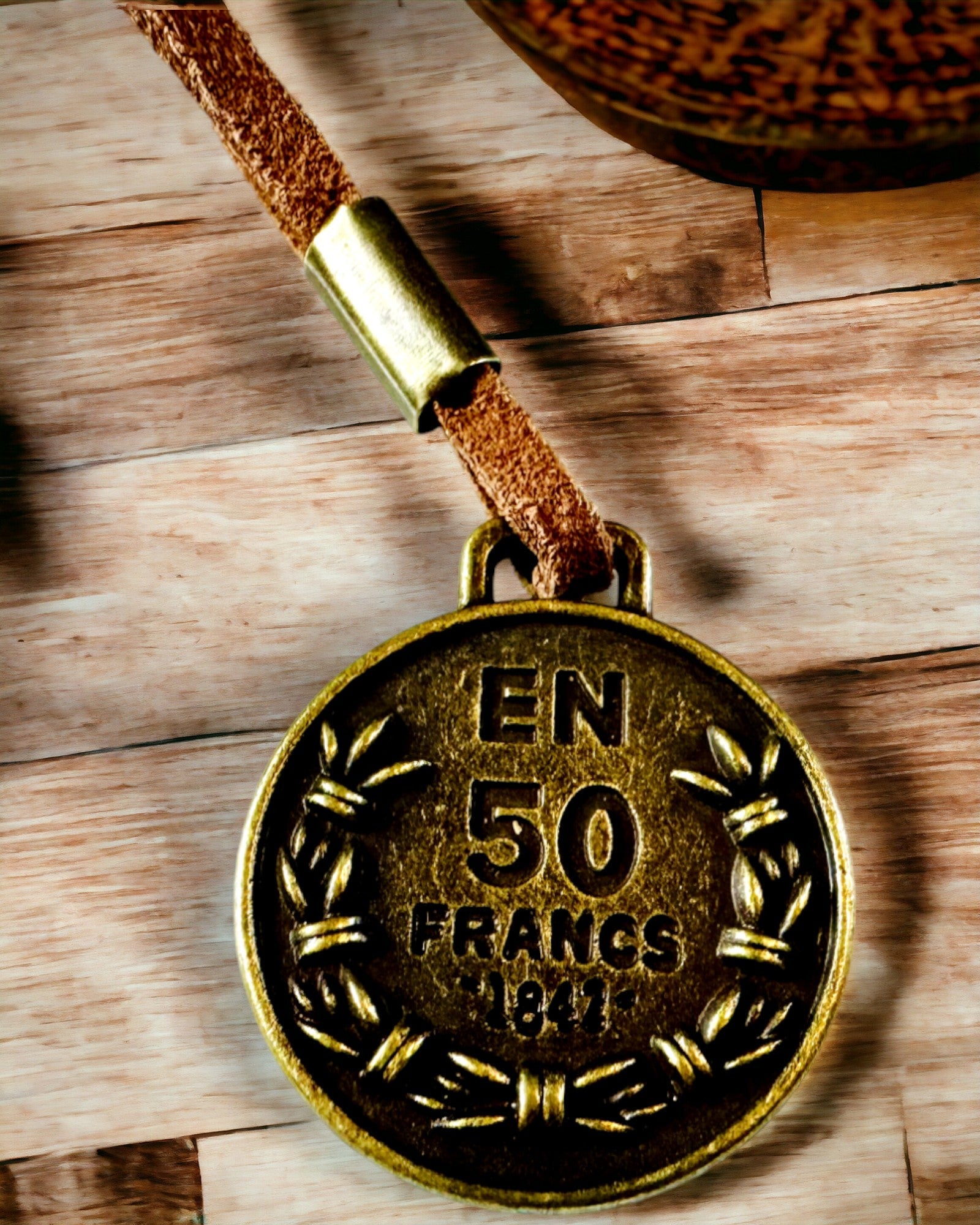 Retro Ljusbrun - matt, läder Pennfodral i Resenärsstil med Världskarta – Praktisk och Rymlig. Personalisering med gravyr.