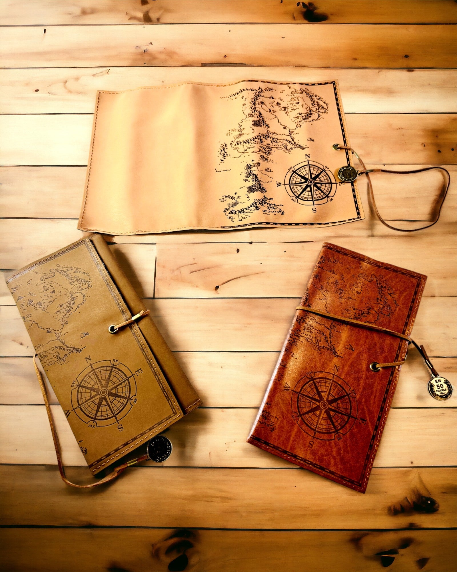 Retro Ljusbrun - matt, läder Pennfodral i Resenärsstil med Världskarta – Praktisk och Rymlig. Personalisering med gravyr.