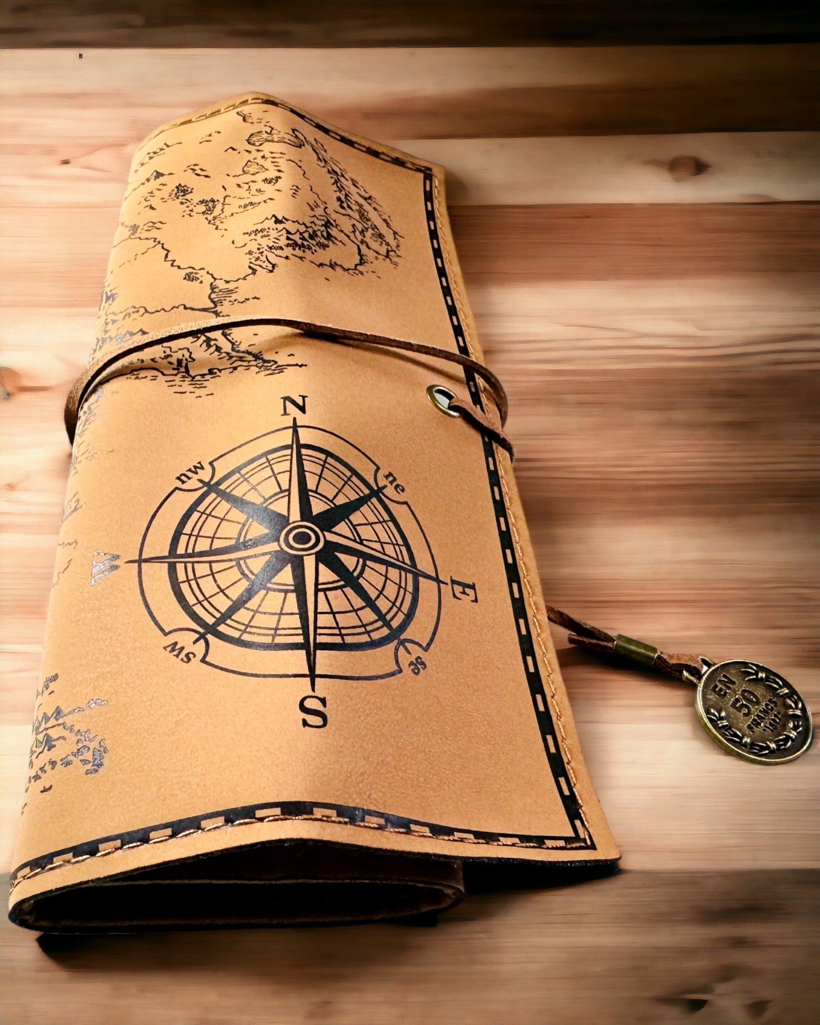 Retro Ljusbrun - matt, läder Pennfodral i Resenärsstil med Världskarta – Praktisk och Rymlig. Personalisering med gravyr.