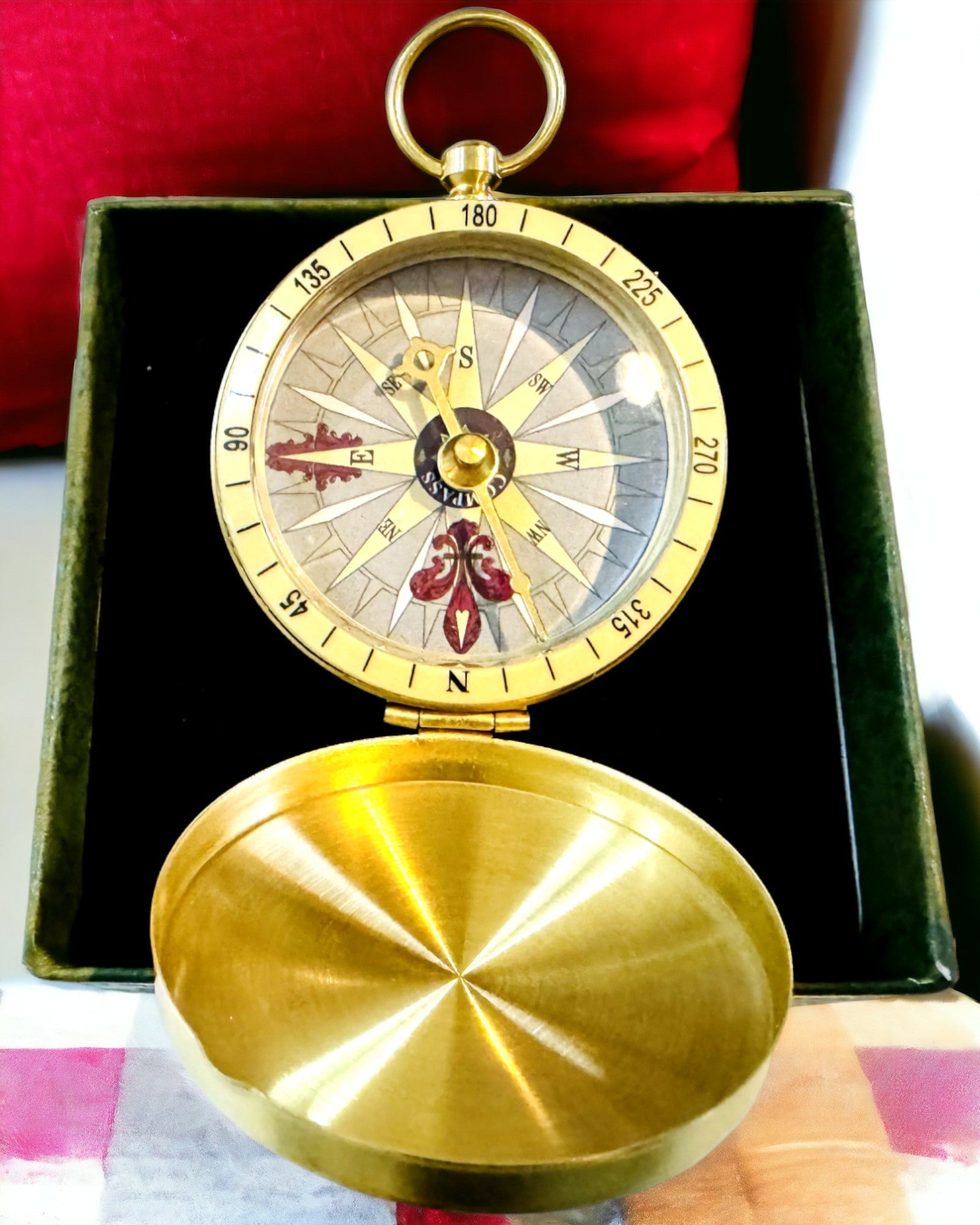 Retro-stil Navigationskompass – Bärbart och Precist Instrument för Riktning för Resenärer och Upptäcktsresande. Gravyr, personalisering.