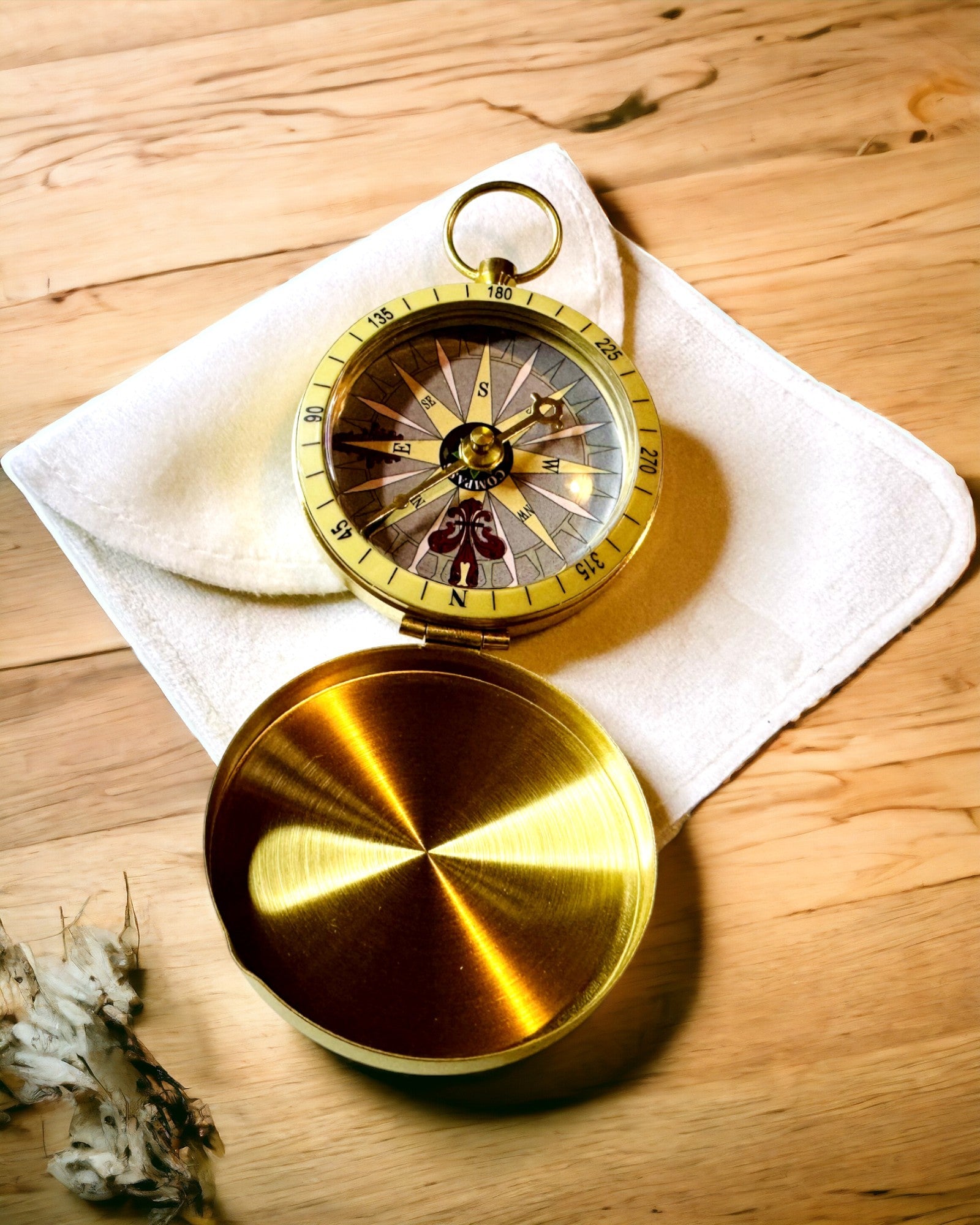 Retro-stil Navigationskompass – Bärbart och Precist Instrument för Riktning för Resenärer och Upptäcktsresande. Gravyr, personalisering.
