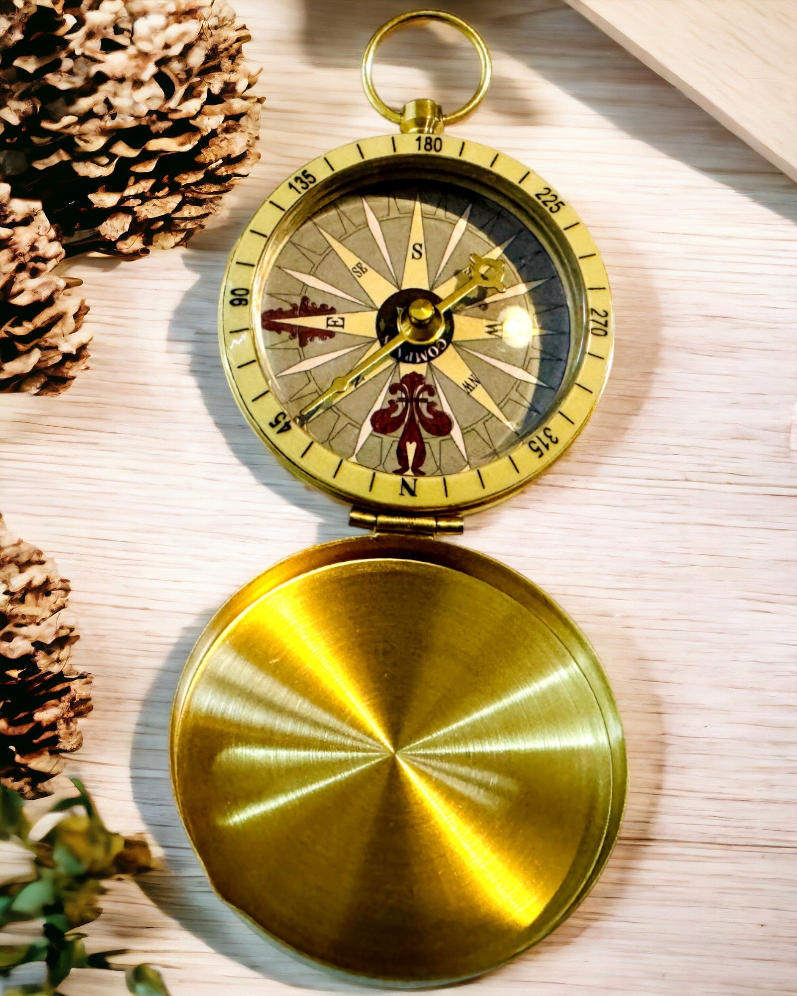 Retro-stil Navigationskompass – Bärbart och Precist Instrument för Riktning för Resenärer och Upptäcktsresande. Gravyr, personalisering.