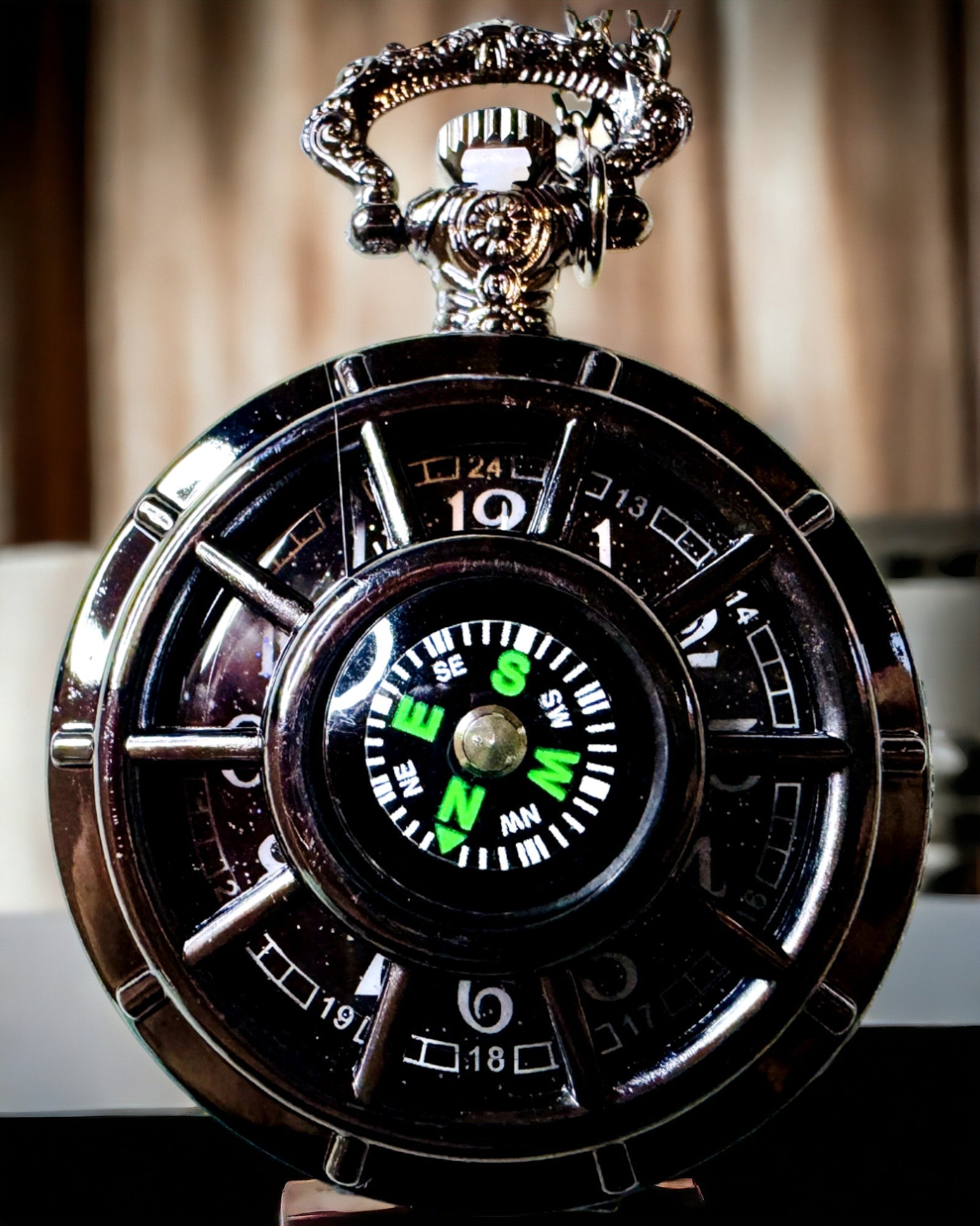 Fickur med kompass – Elegant vintage-stil hängsmycke med urholkad skelett och svart urtavla, personalisering med gravyr