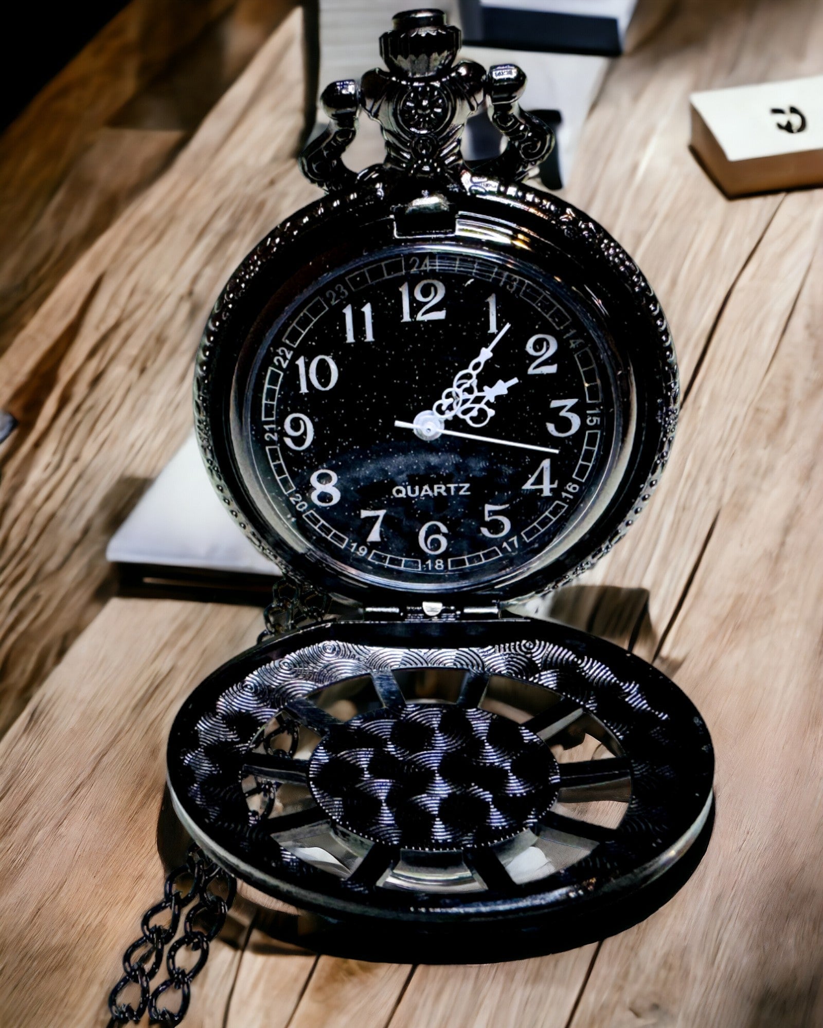 Fickur med kompass – Elegant vintage-stil hängsmycke med urholkad skelett och svart urtavla, personalisering med gravyr