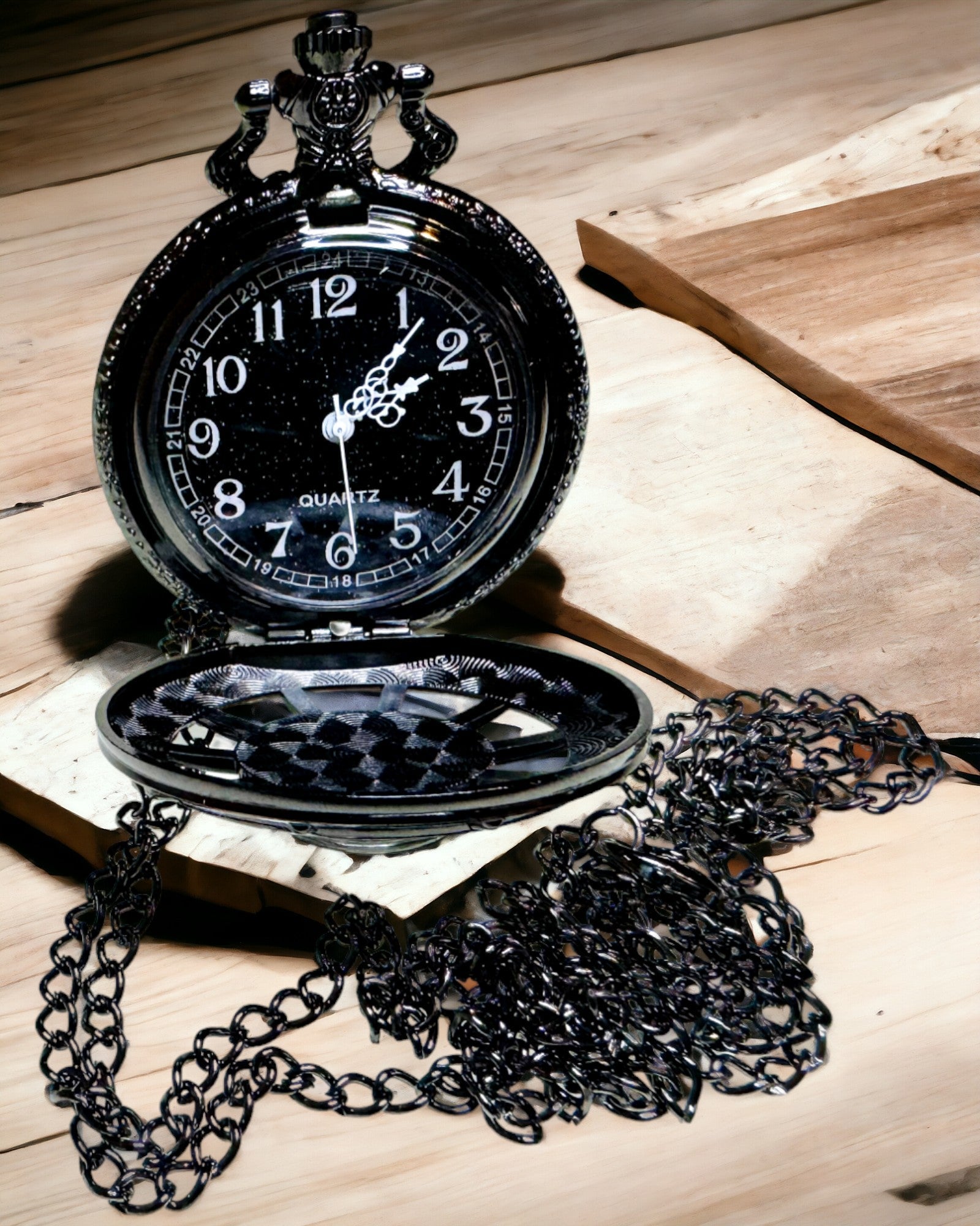 Fickur med kompass – Elegant vintage-stil hängsmycke med urholkad skelett och svart urtavla, personalisering med gravyr