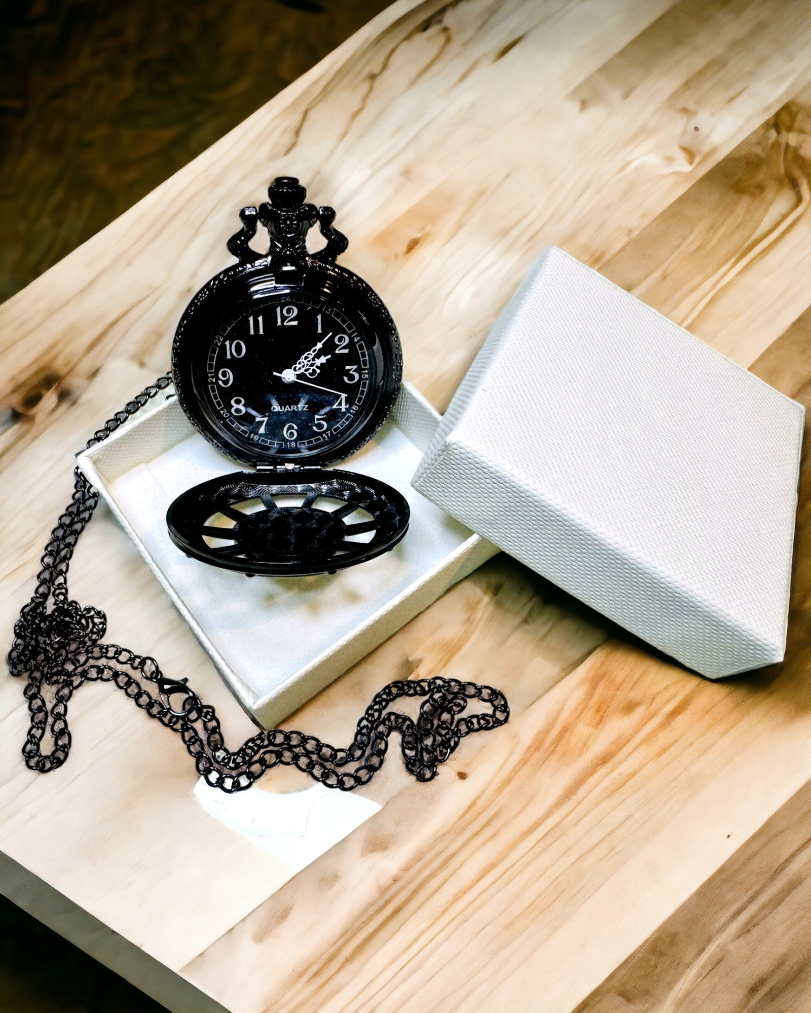 Fickur med kompass – Elegant vintage-stil hängsmycke med urholkad skelett och svart urtavla, personalisering med gravyr