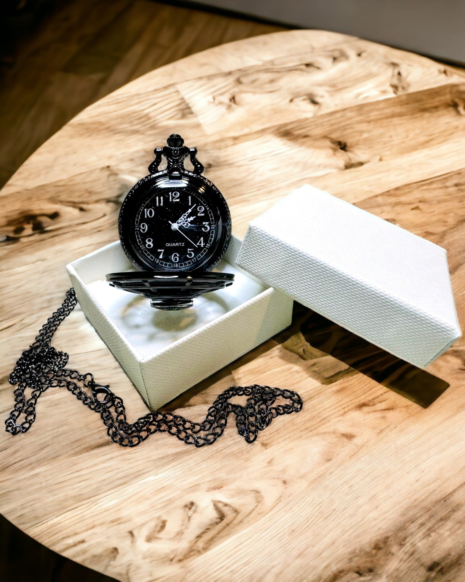 Fickur med kompass – Elegant vintage-stil hängsmycke med urholkad skelett och svart urtavla, personalisering med gravyr