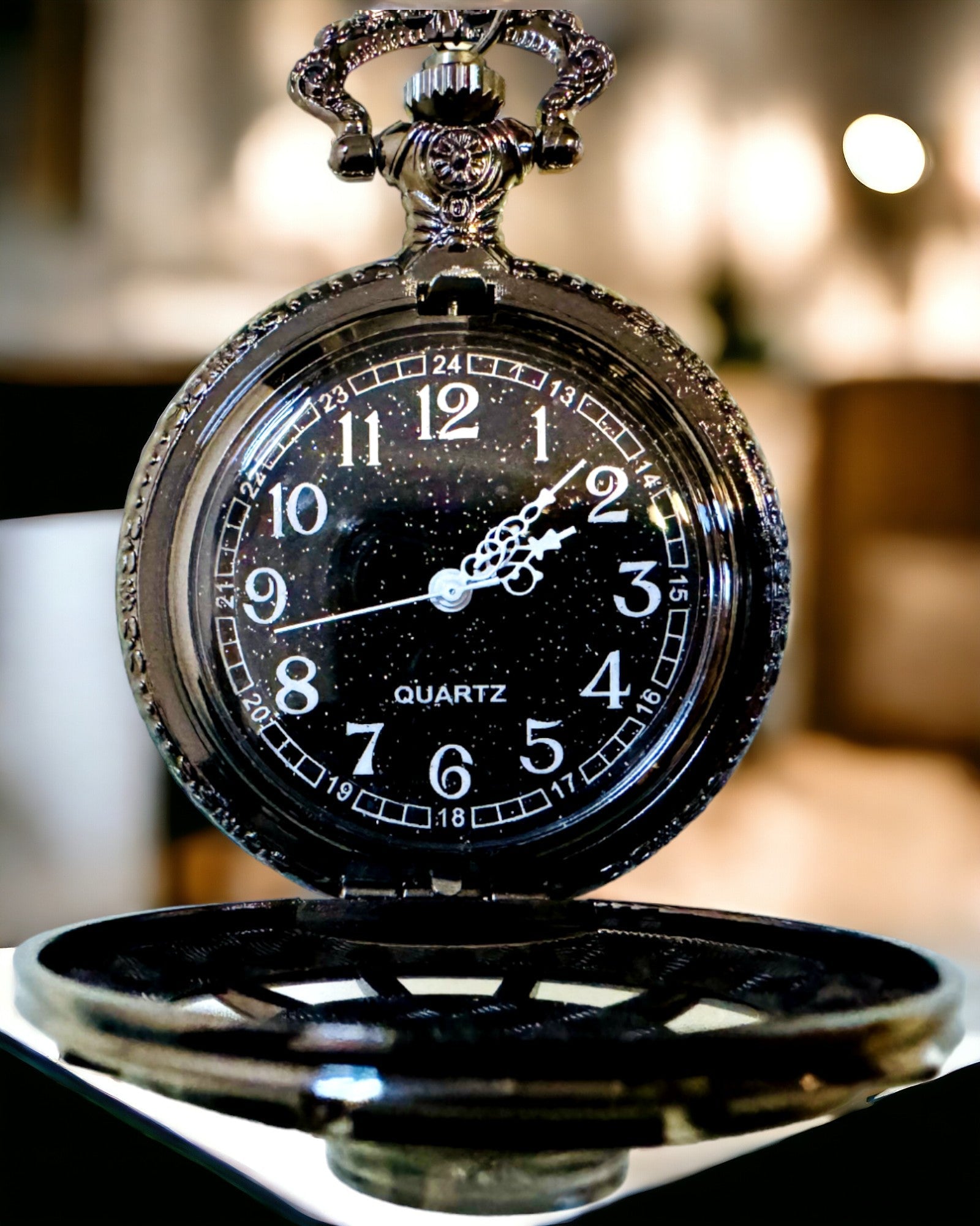 Fickur med kompass – Elegant vintage-stil hängsmycke med urholkad skelett och svart urtavla, personalisering med gravyr