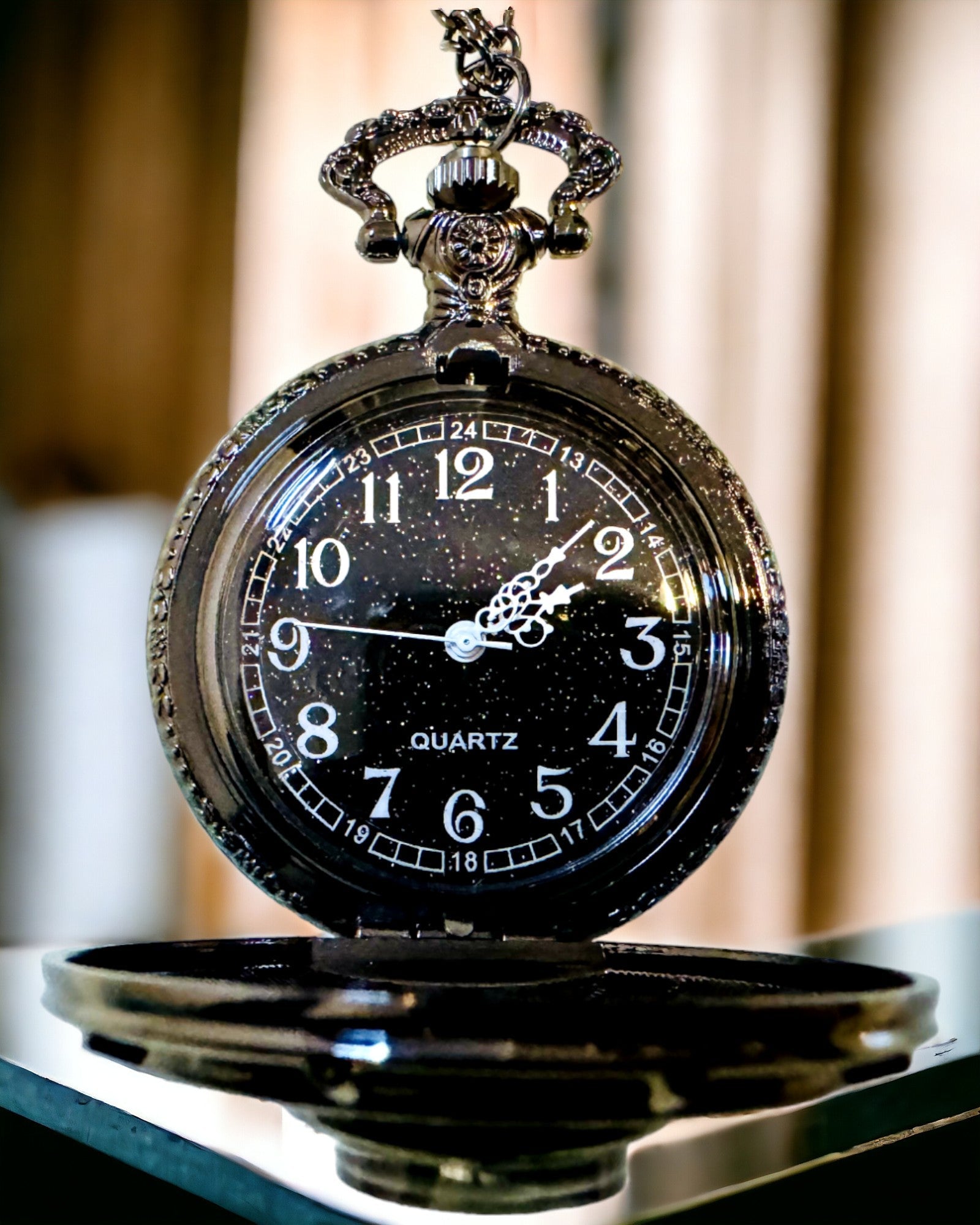 Fickur med kompass – Elegant vintage-stil hängsmycke med urholkad skelett och svart urtavla, personalisering med gravyr