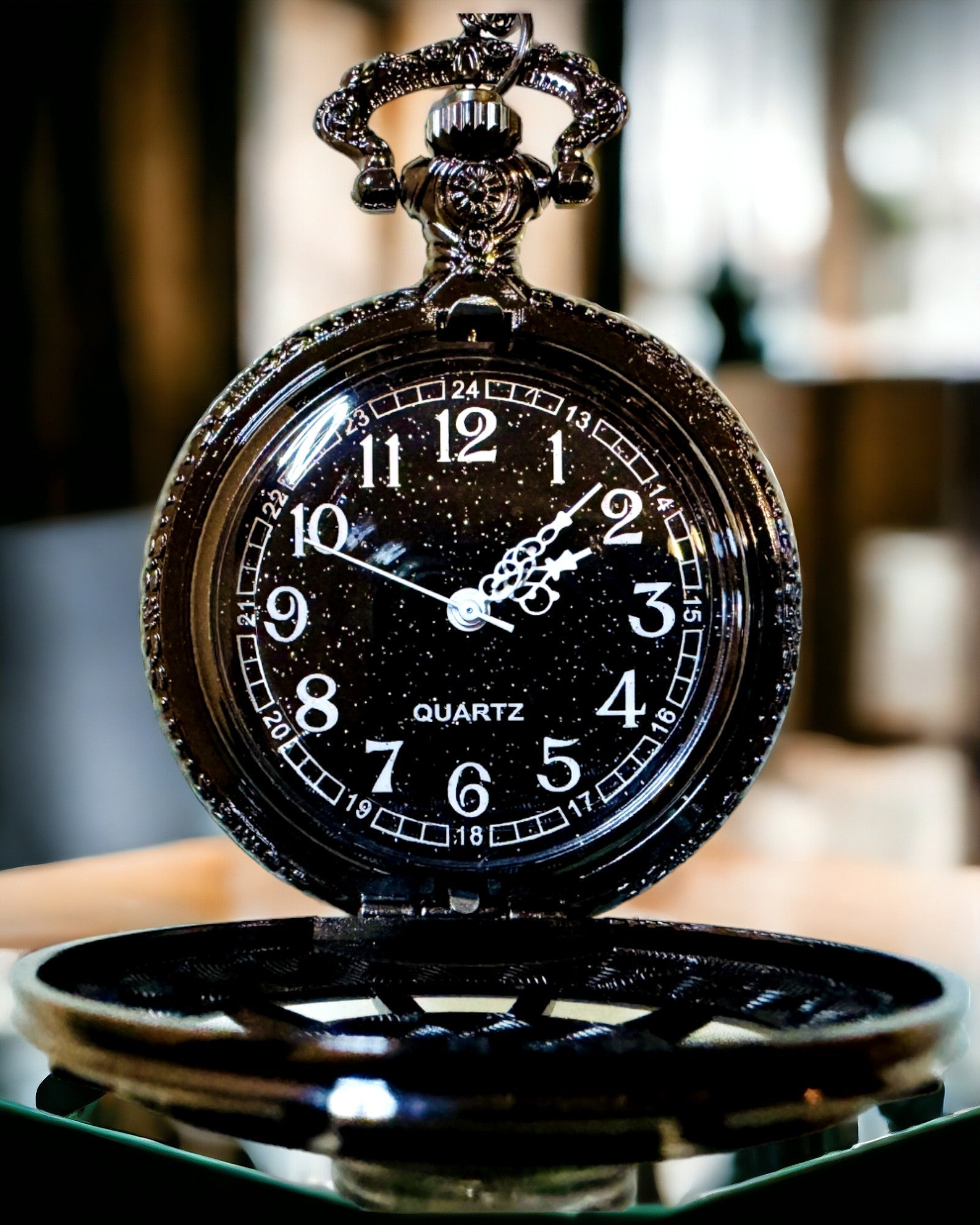 Fickur med kompass – Elegant vintage-stil hängsmycke med urholkad skelett och svart urtavla, personalisering med gravyr