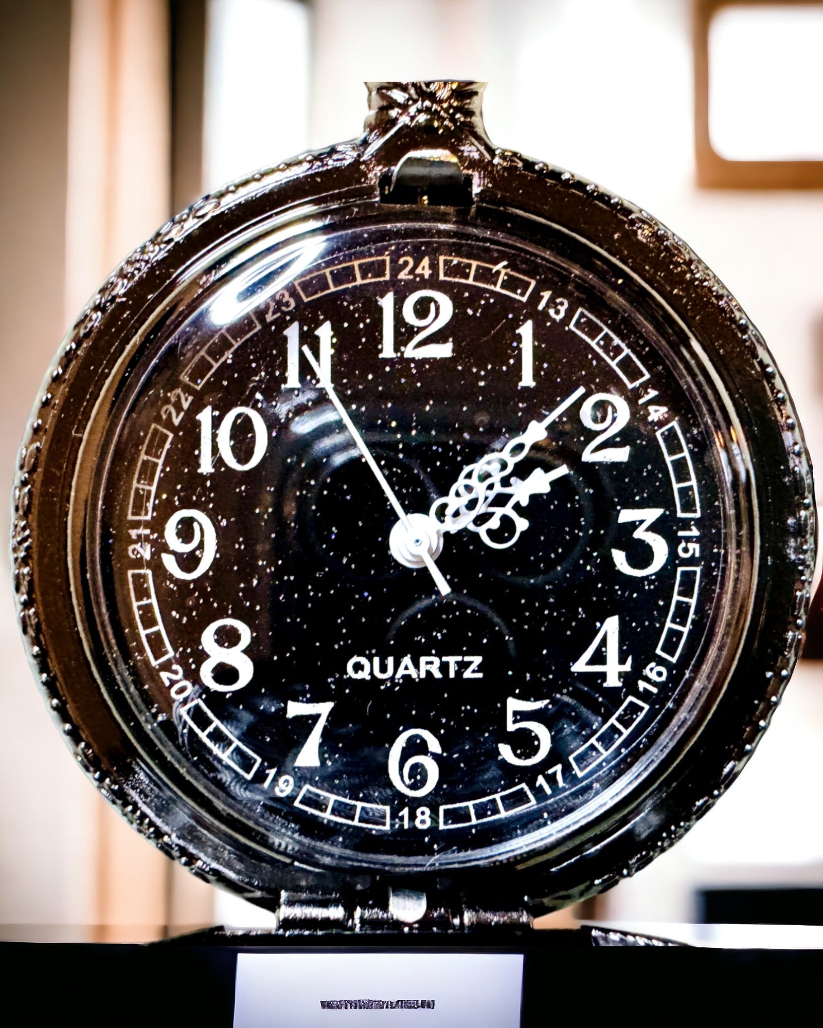 Fickur med kompass – Elegant vintage-stil hängsmycke med urholkad skelett och svart urtavla, personalisering med gravyr