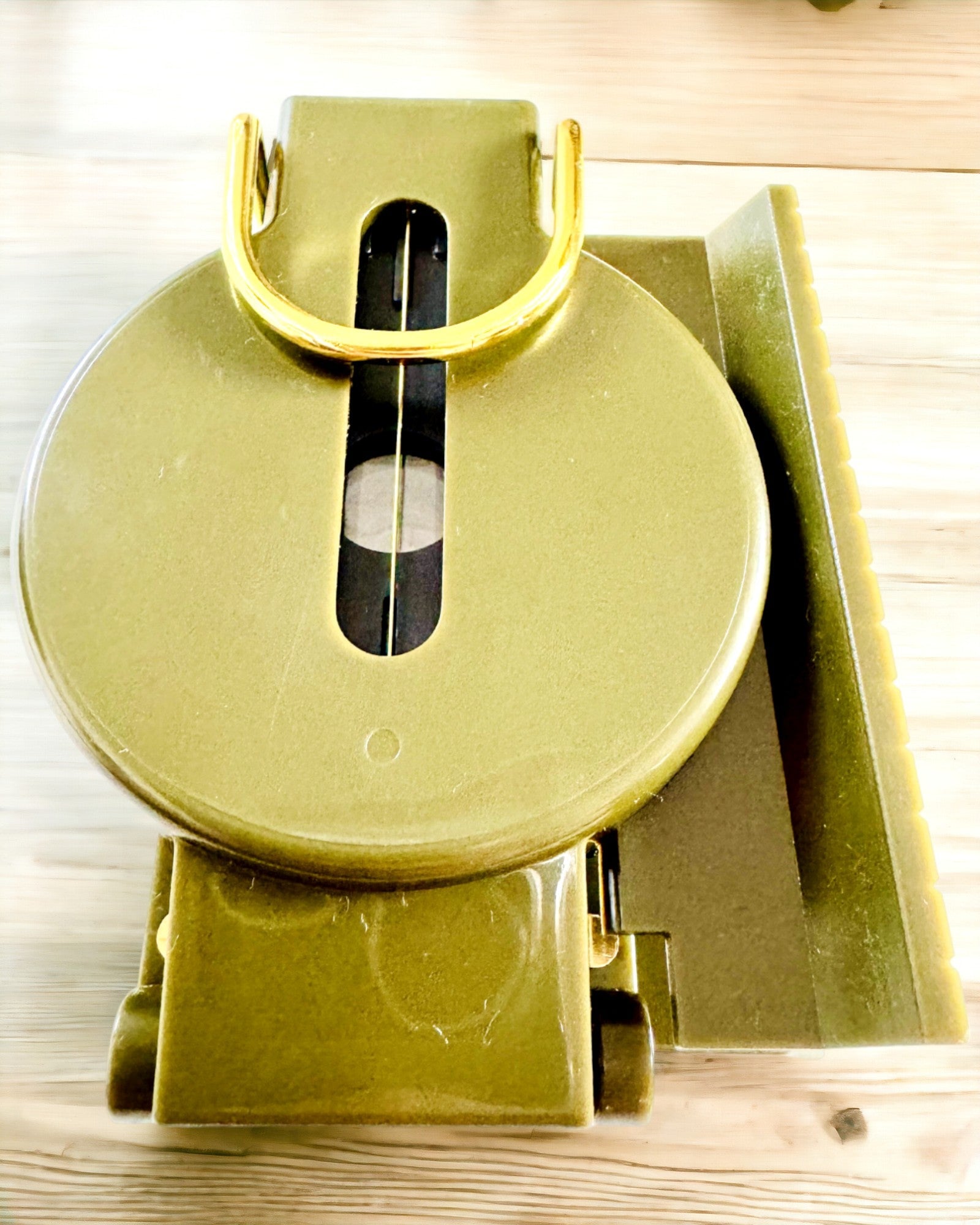 Vattentät Kompass Navigationssystem med Hög Precision i Armégrön Färg – Pålitlig i Orientering, möjlighet till gravyr