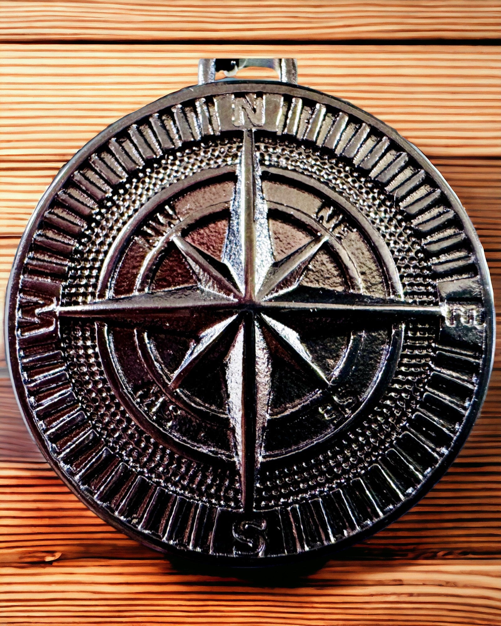 Kompasshalsband – Smidd Smycke i Rostfritt Stål för Män och Kvinnor i Två Färger, med Gravyr