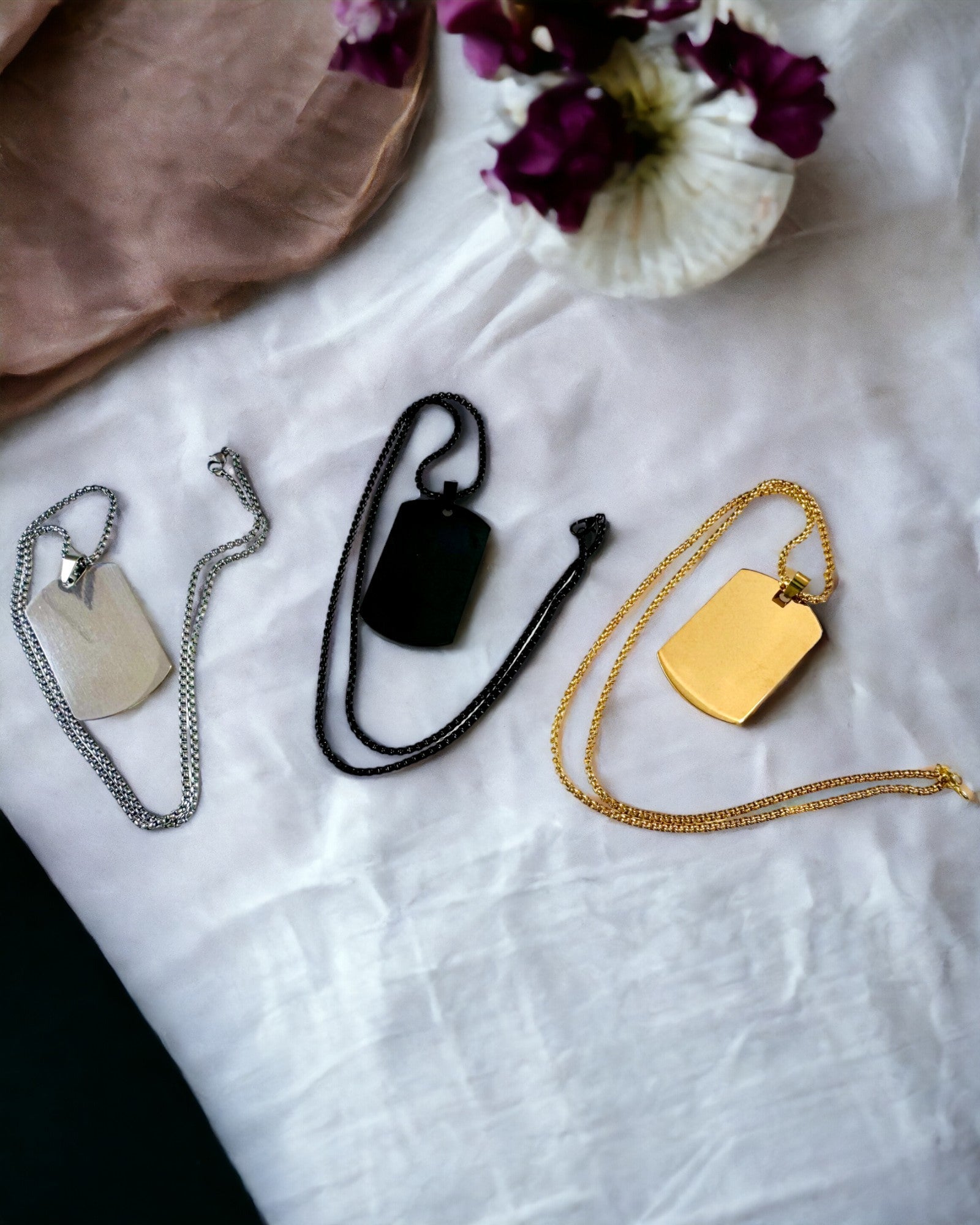 Halsband med Dog Tag "Tre Nyansers Stil" - ID-bricka - Elegant Hängsmycke i Rostfritt Stål med Graveringsalternativ