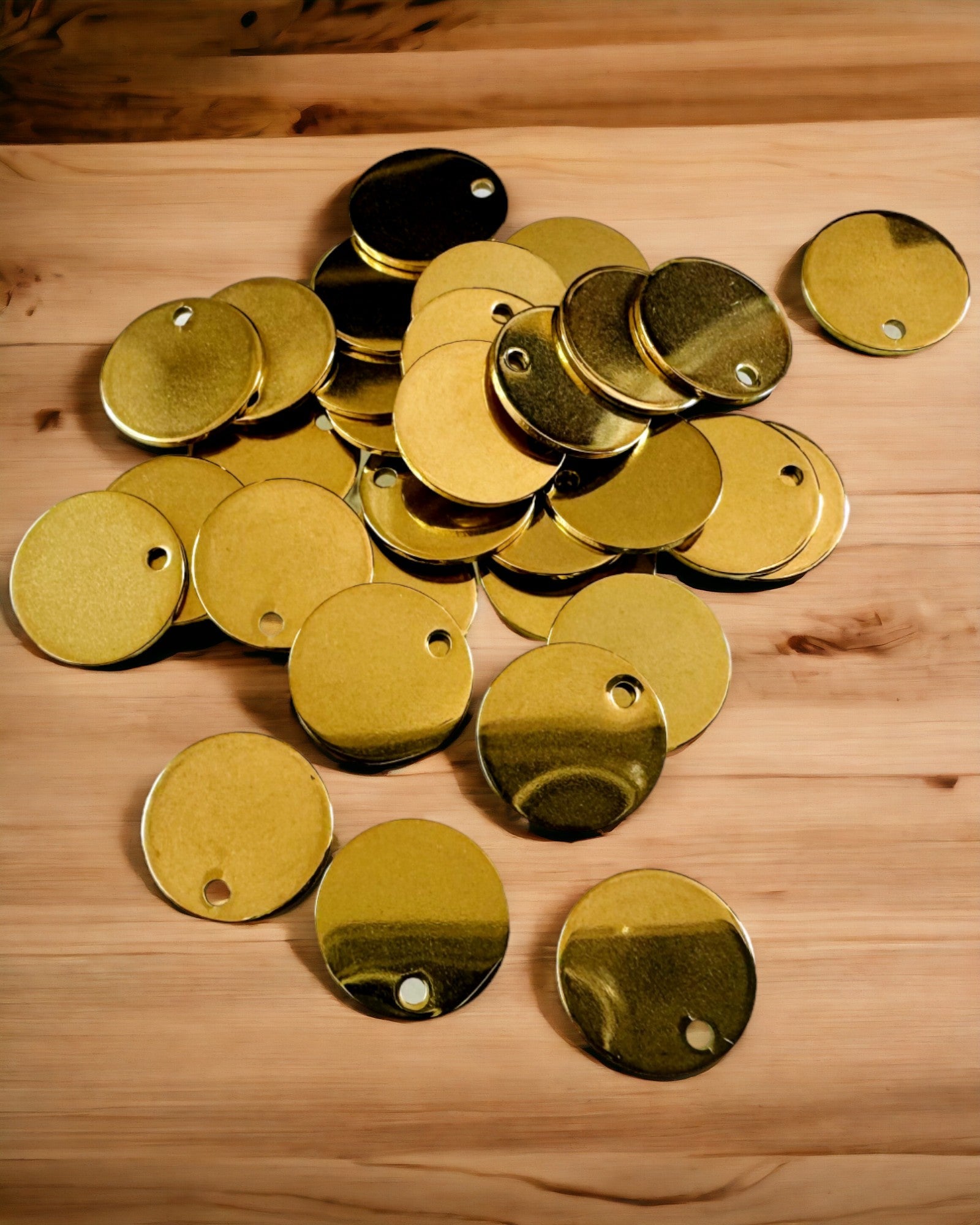 Rund Hängsmycke i Rostfritt Stål som present med möjlighet till Personalisering, gravering