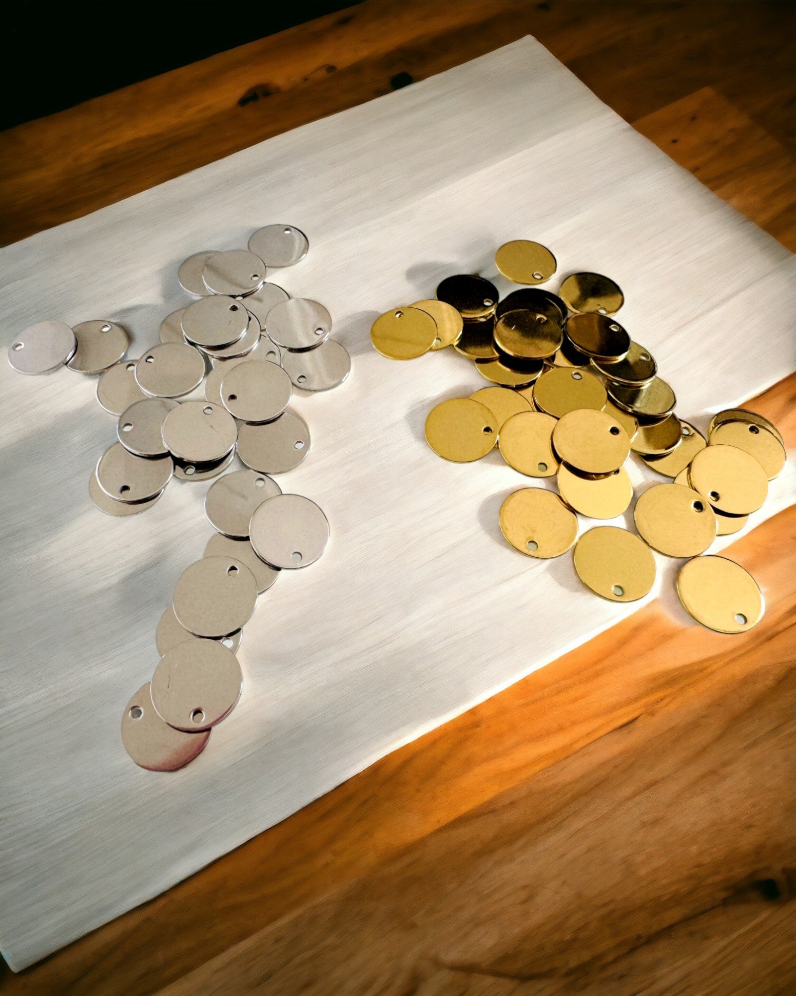 Rund Hängsmycke i Rostfritt Stål som present med möjlighet till Personalisering, gravering