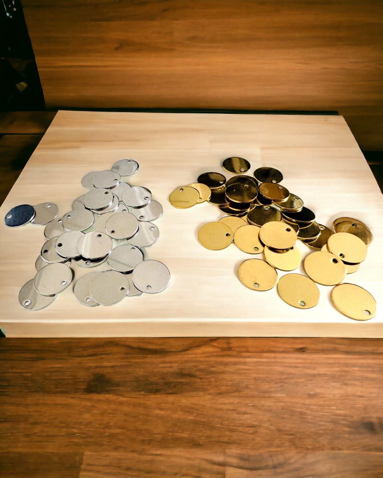 Rund Hängsmycke i Rostfritt Stål som present med möjlighet till Personalisering, gravering