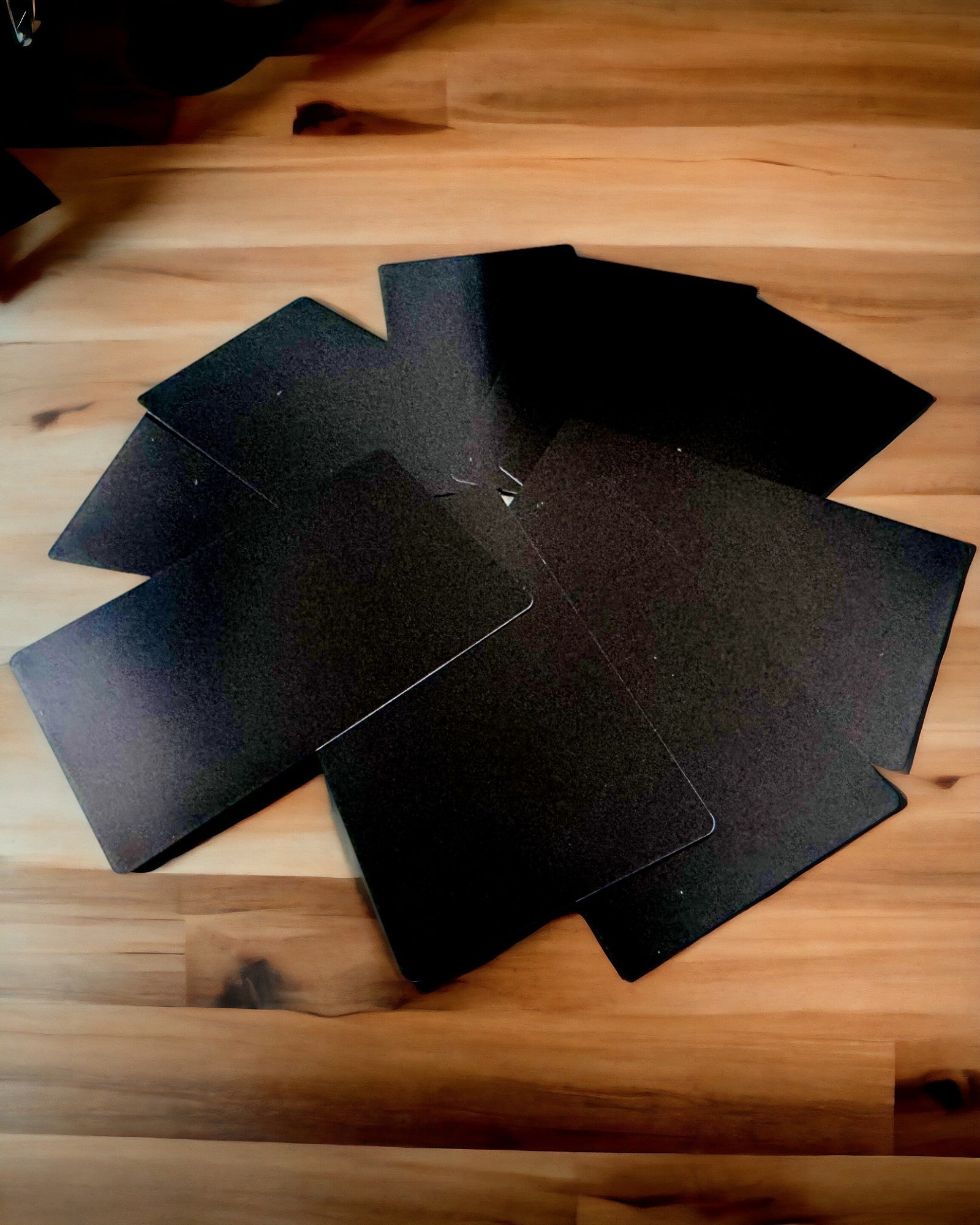 Exklusivt Svart Metallvisitkort med Anpassningsmöjlighet – Perfekt som Present