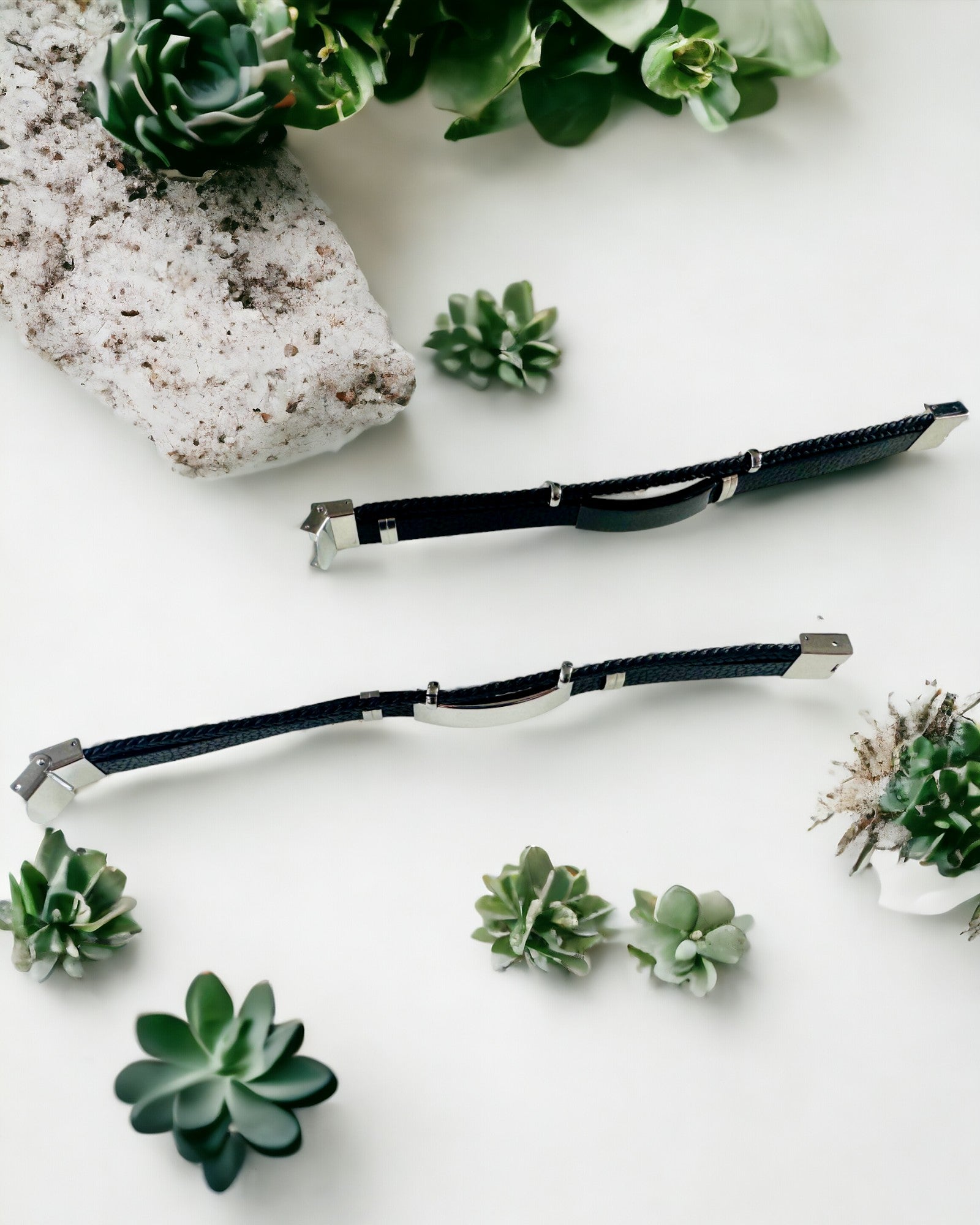 Herrarmband i PU-läder och rostfritt stål med möjlighet till gravyr – Finns i två färgvarianter