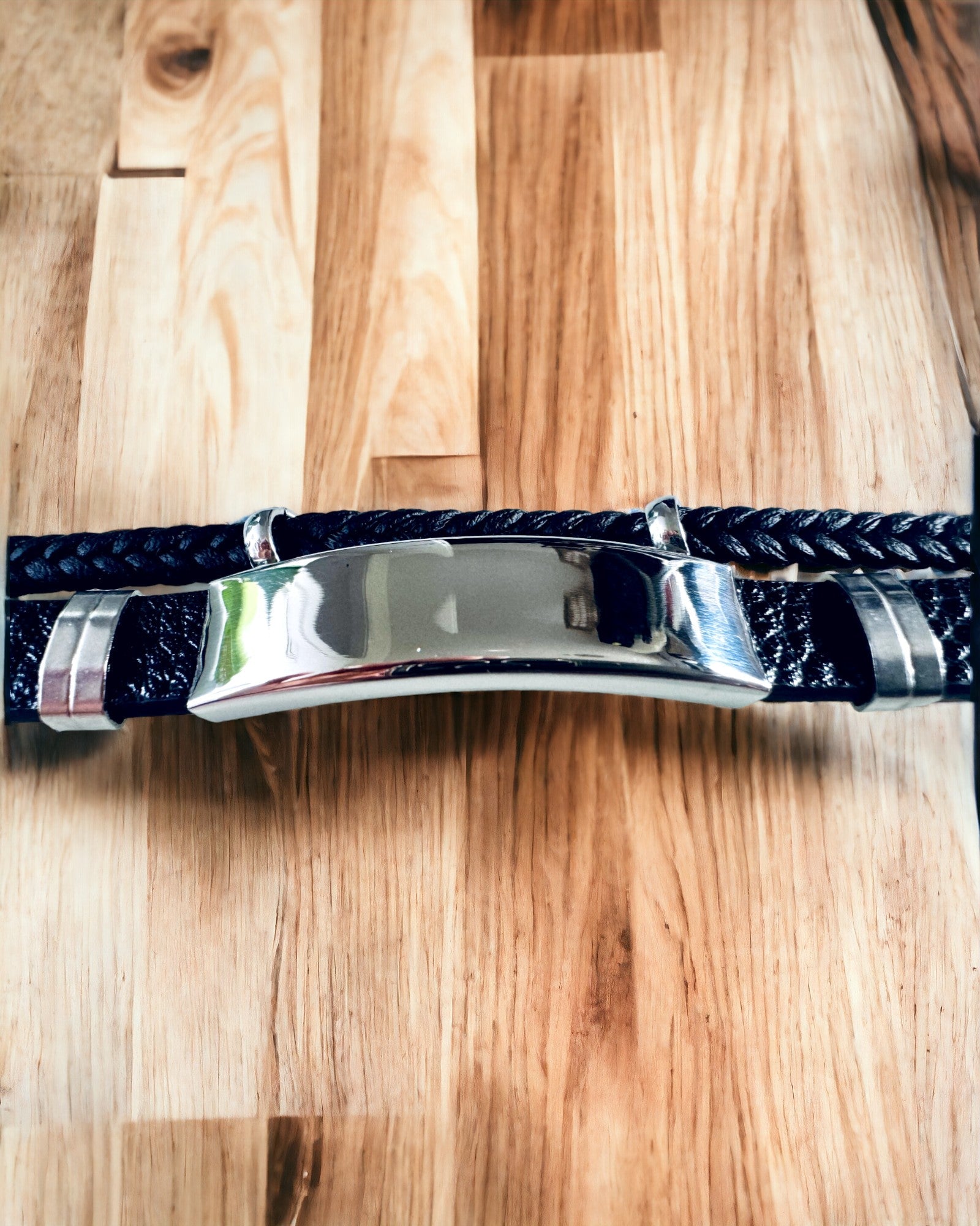 Herrarmband i PU-läder och rostfritt stål med möjlighet till gravyr – Finns i två färgvarianter