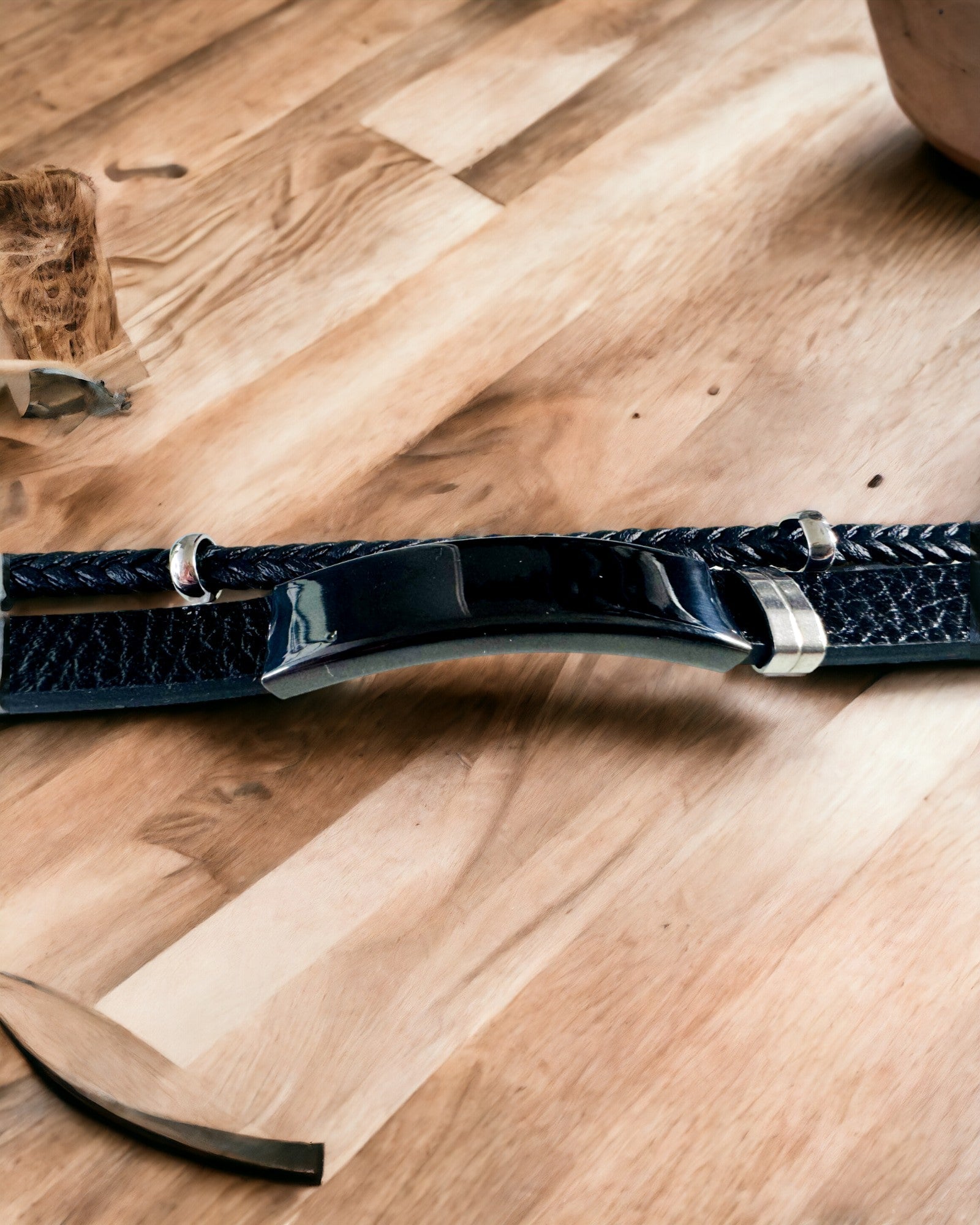 Herrarmband i PU-läder och rostfritt stål med möjlighet till gravyr – Finns i två färgvarianter