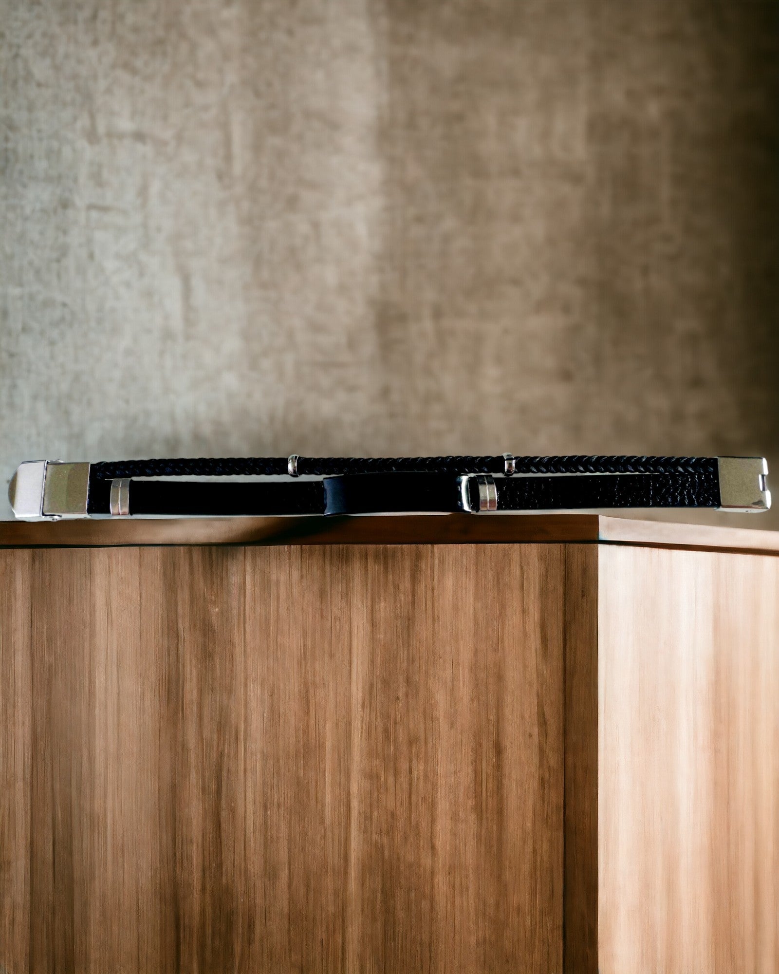 Herrarmband i PU-läder och rostfritt stål med möjlighet till gravyr – Finns i två färgvarianter