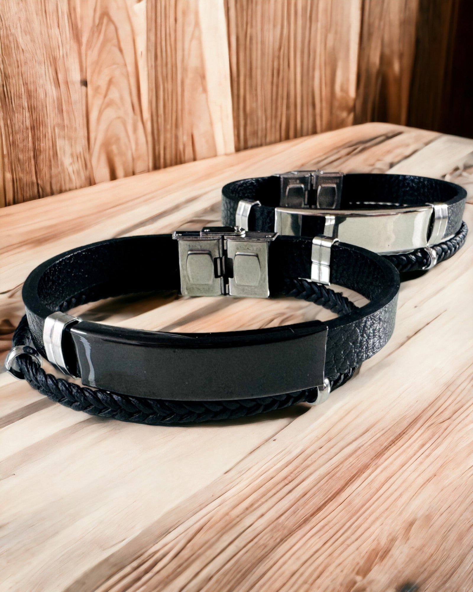 Herrarmband i PU-läder och rostfritt stål med möjlighet till gravyr – Finns i två färgvarianter