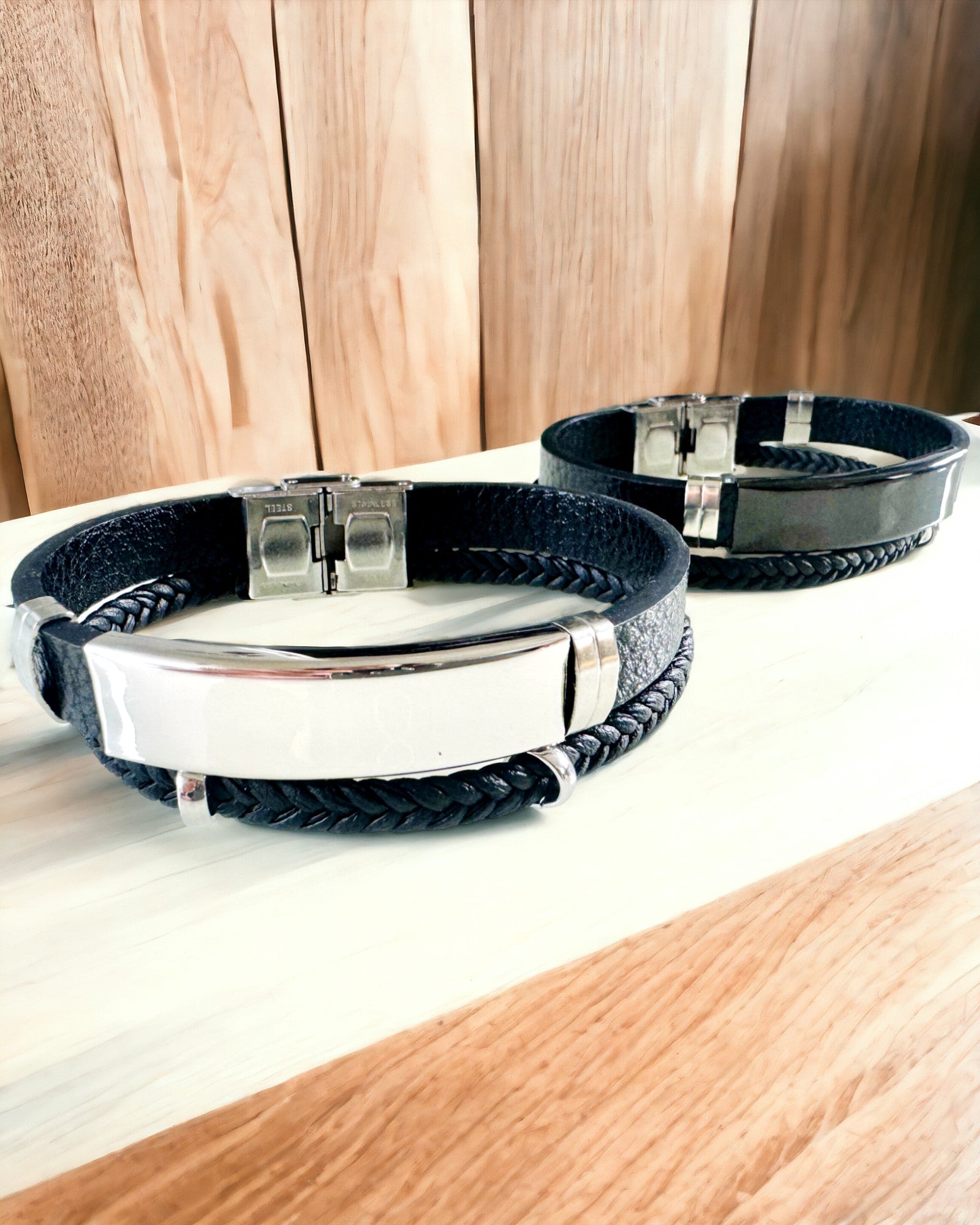 Herrarmband i PU-läder och rostfritt stål med möjlighet till gravyr – Finns i två färgvarianter