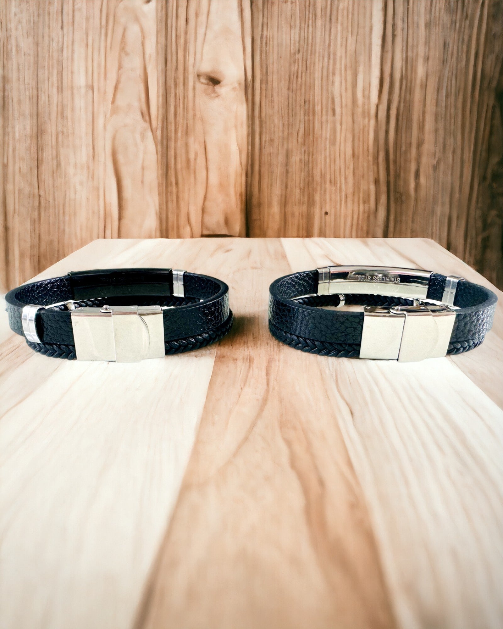 Herrarmband i PU-läder och rostfritt stål med möjlighet till gravyr – Finns i två färgvarianter