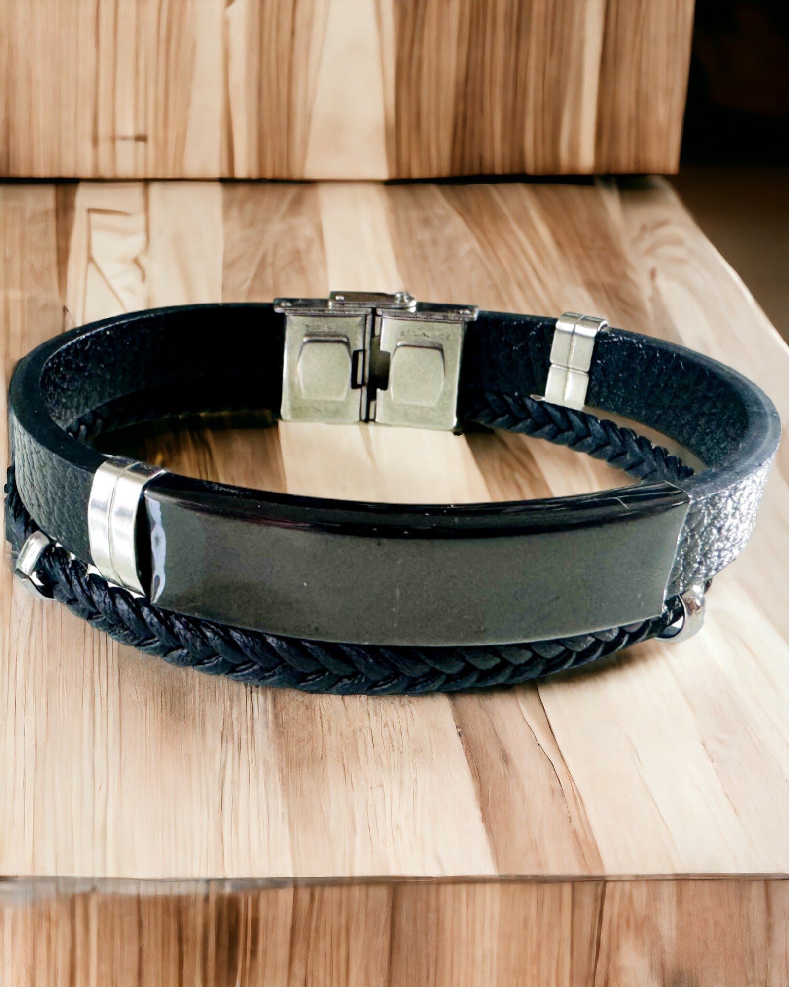 Herrarmband i PU-läder och rostfritt stål med möjlighet till gravyr – Finns i två färgvarianter