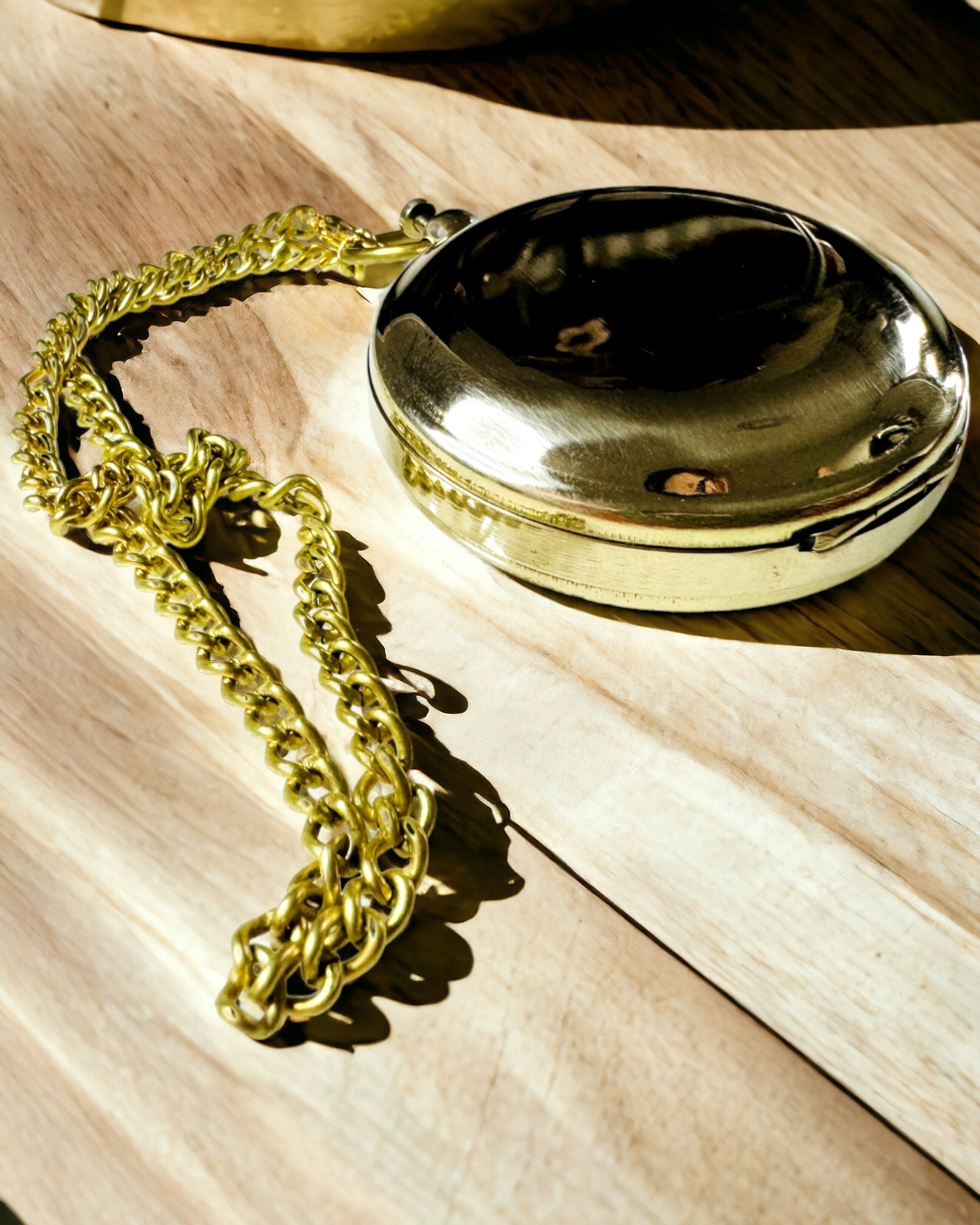 Kompass i gyllene färg Äventyr – Elegant Upptäcktsnavigator