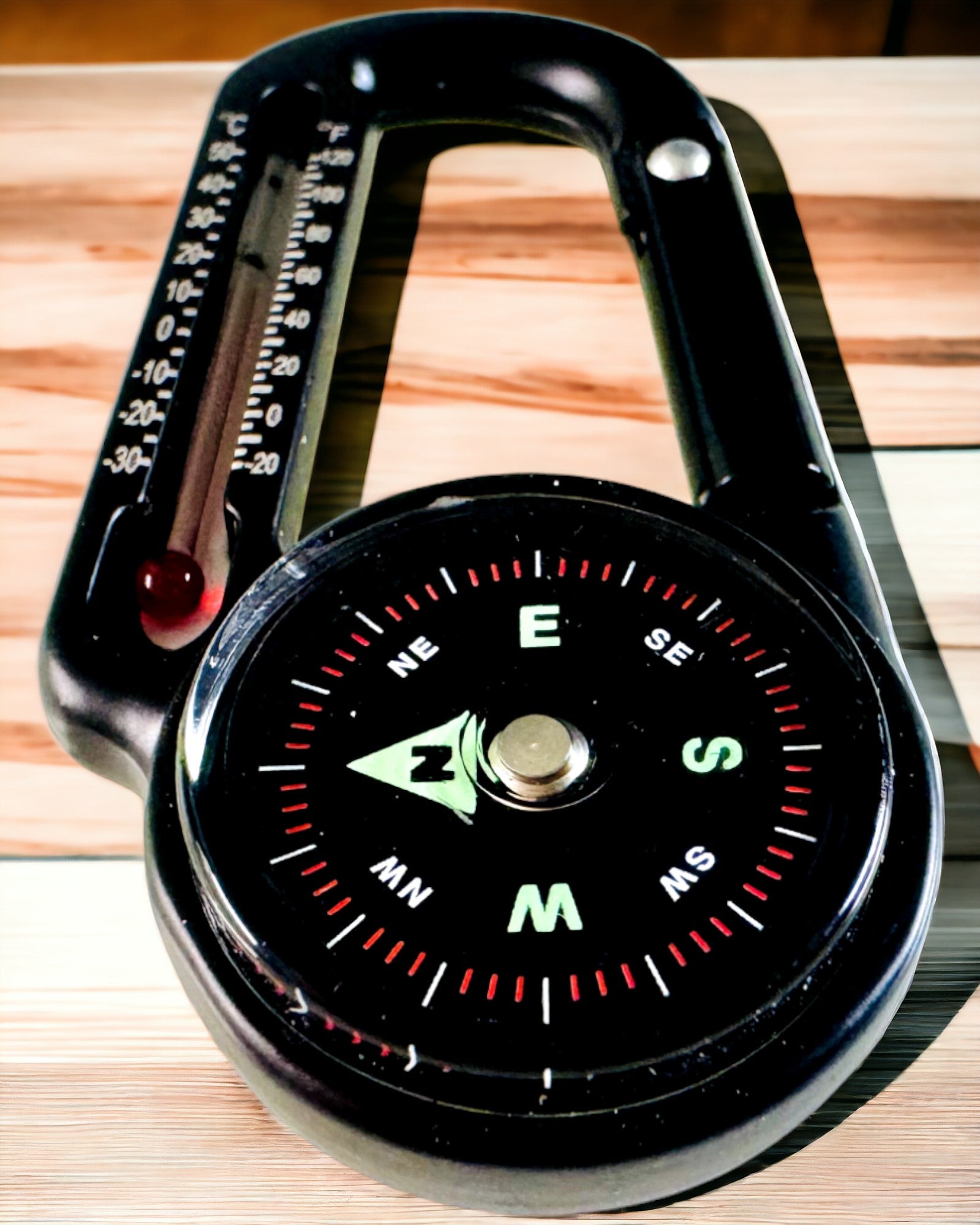 Karbinhakekompass med termometer, nyckelring - möjlighet till gravyr