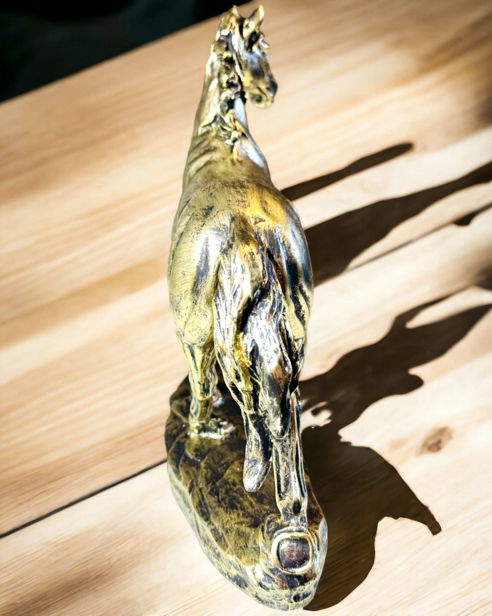 Häststatyett i galopp av harts med graveringsalternativ