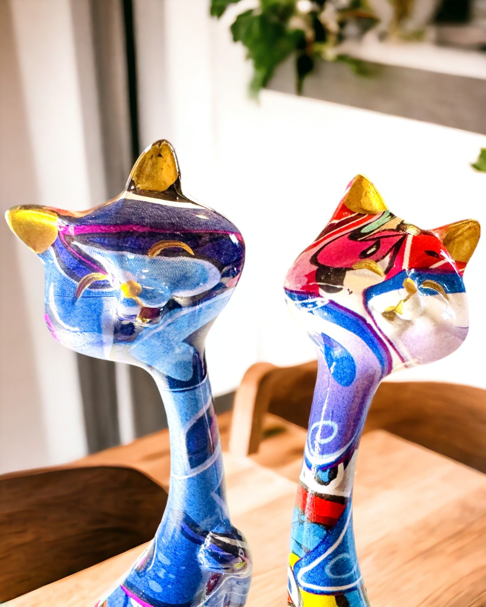 Abstrakta Kattfigurer "ArtCats", Handmålade, Harts – 25 cm, 2 st.