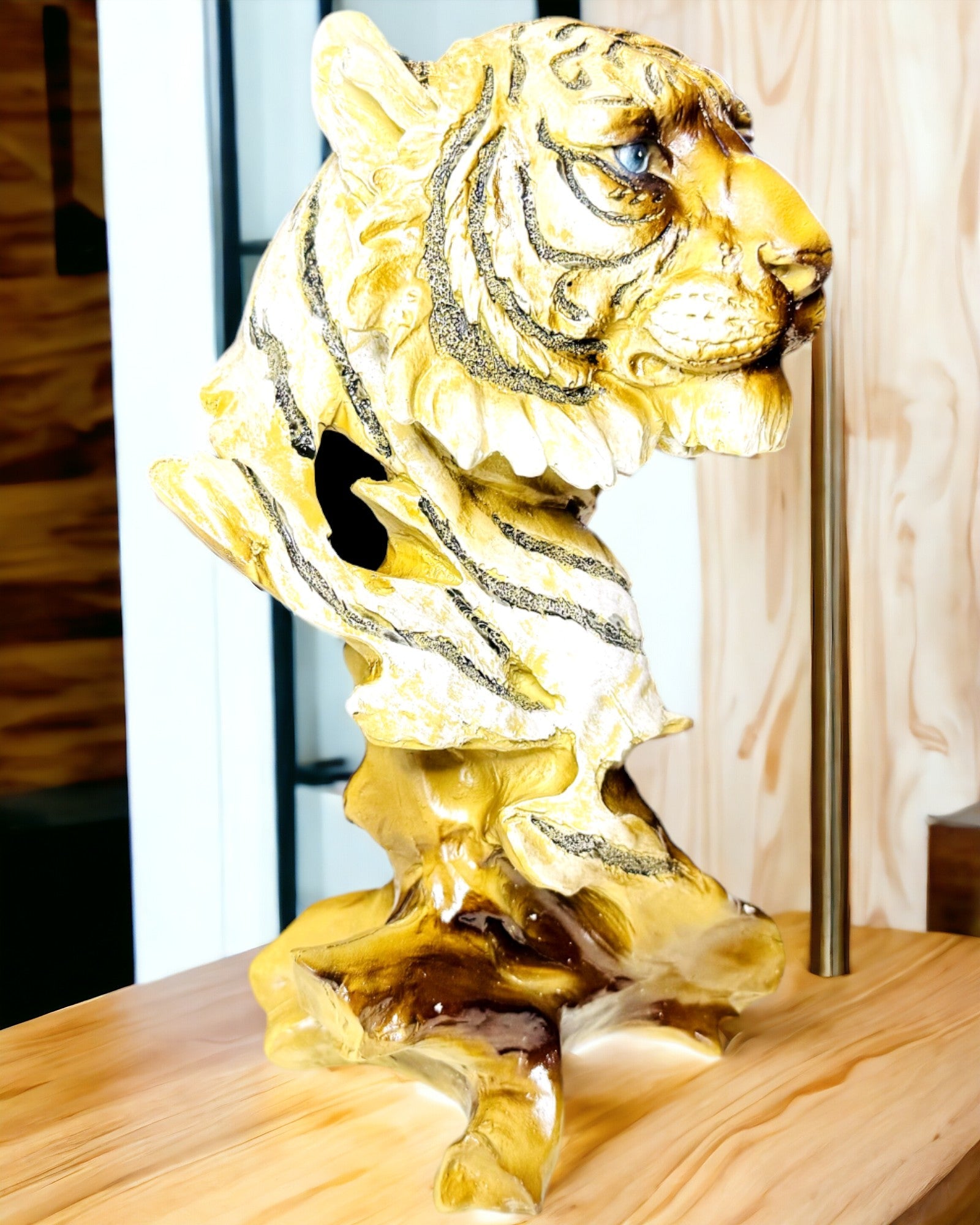 Statuett "Tiger Djungelns Kung" med Graveringsalternativ, figur 29 cm hög, dekoration som present