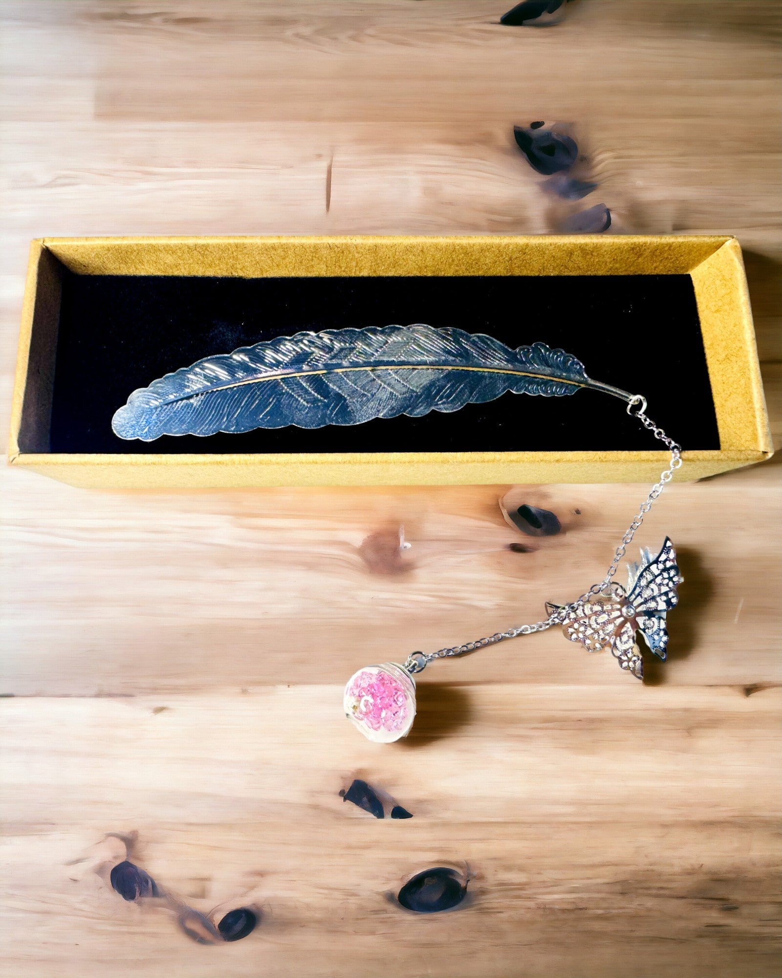 Kreativ bokmärke i retrostil med fjäder- och fjärilsmotiv – Elegant present till mamma, lärare, Reklam, Färg Silver/rosa