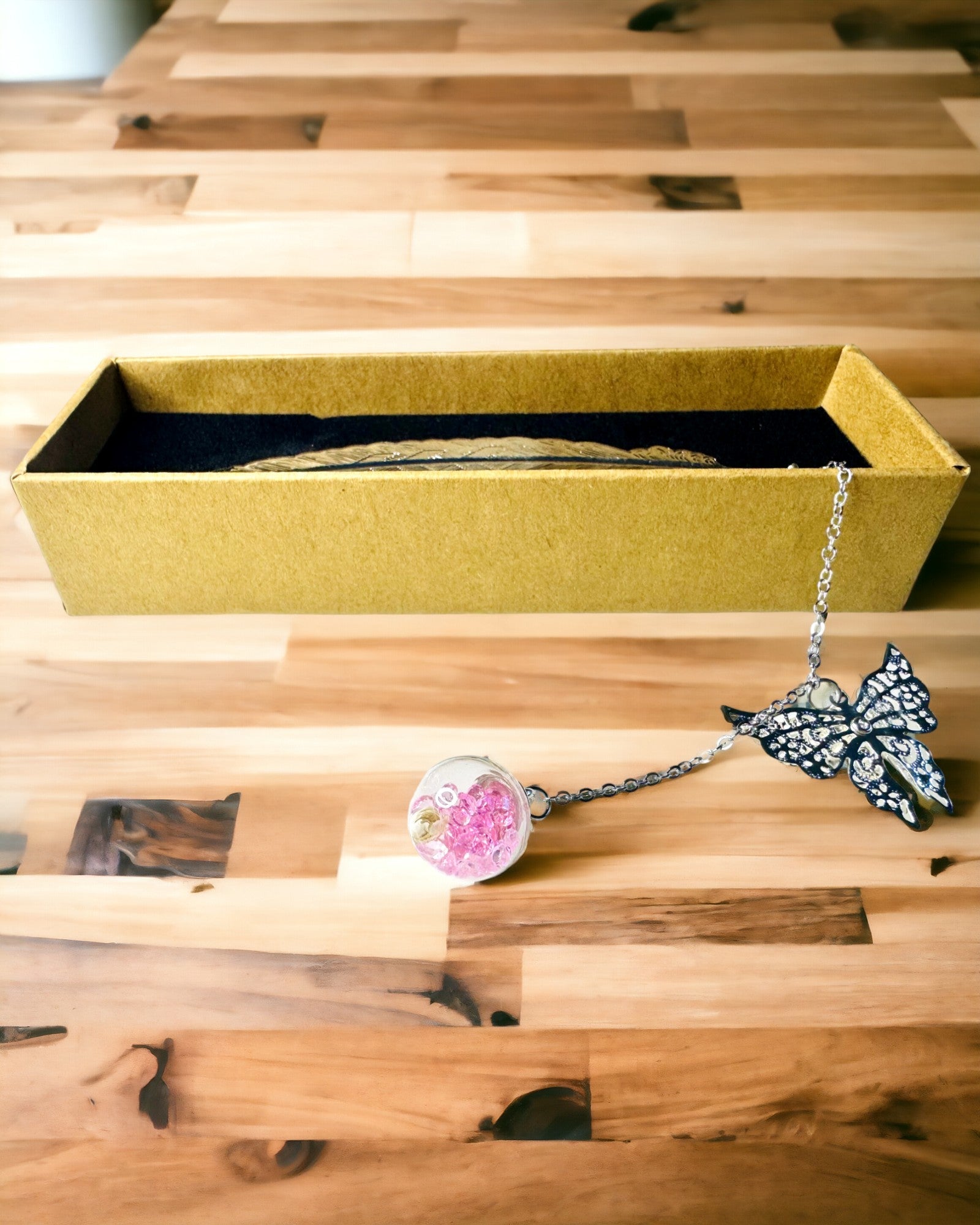 Kreativ bokmärke i retrostil med fjäder- och fjärilsmotiv – Elegant present till mamma, lärare, Reklam, Färg Silver/rosa