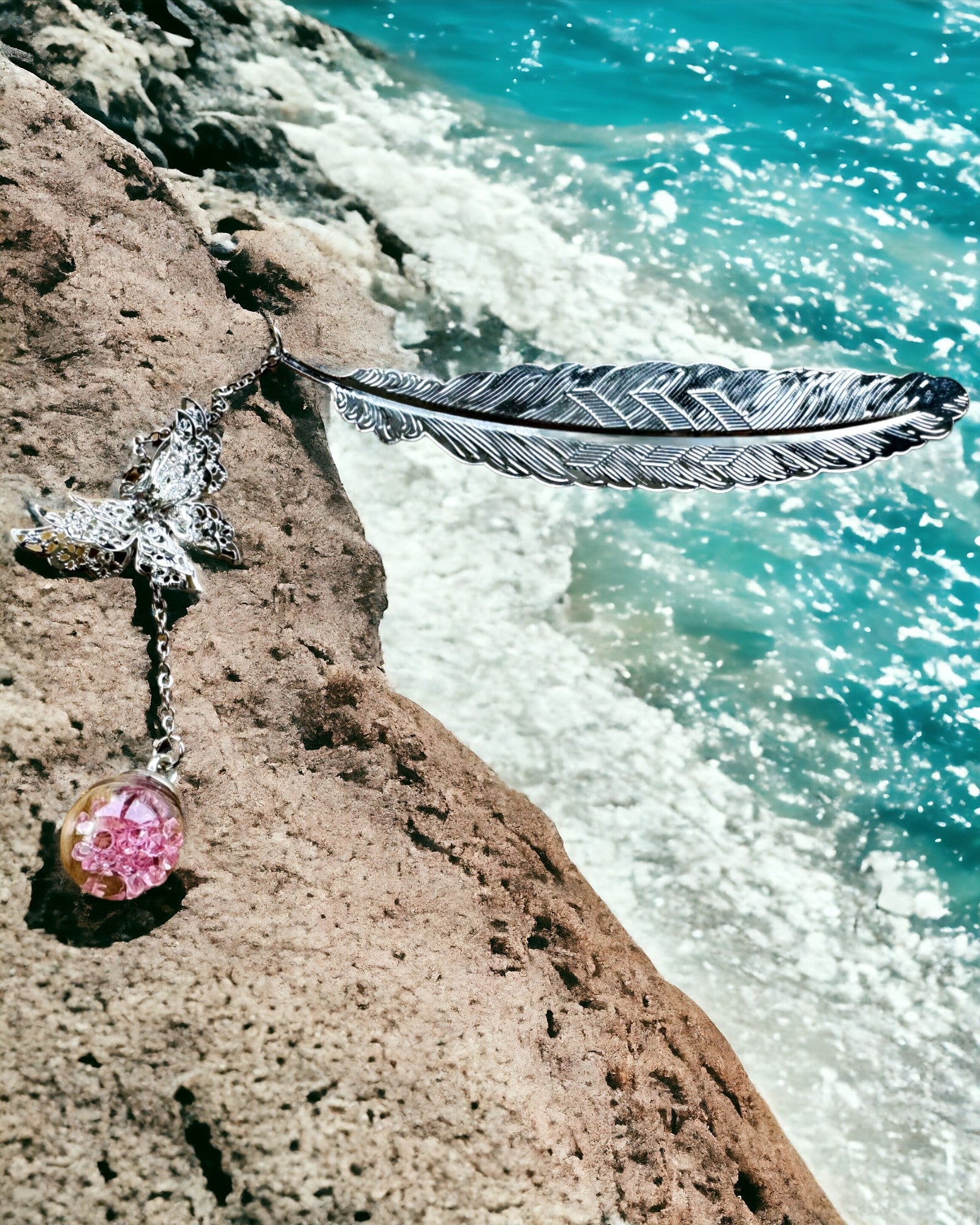 Kreativ bokmärke i retrostil med fjäder- och fjärilsmotiv – Elegant present till mamma, lärare, Reklam, Färg Silver/rosa